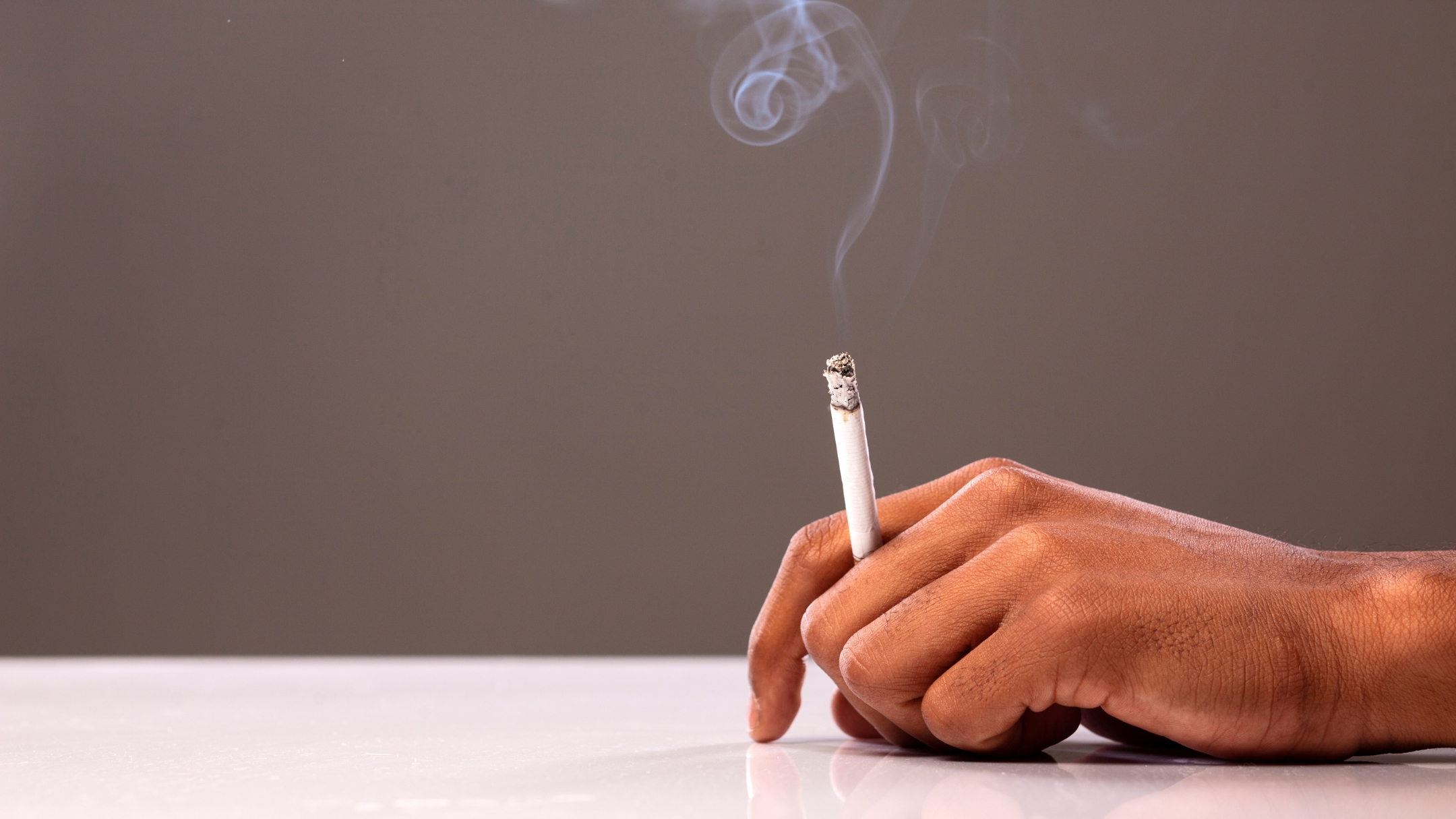 Hút thuốc lá và uống rượu làm tổn thương niêm mạc thanh quản, giảm khả năng hồi phục của dây thanh