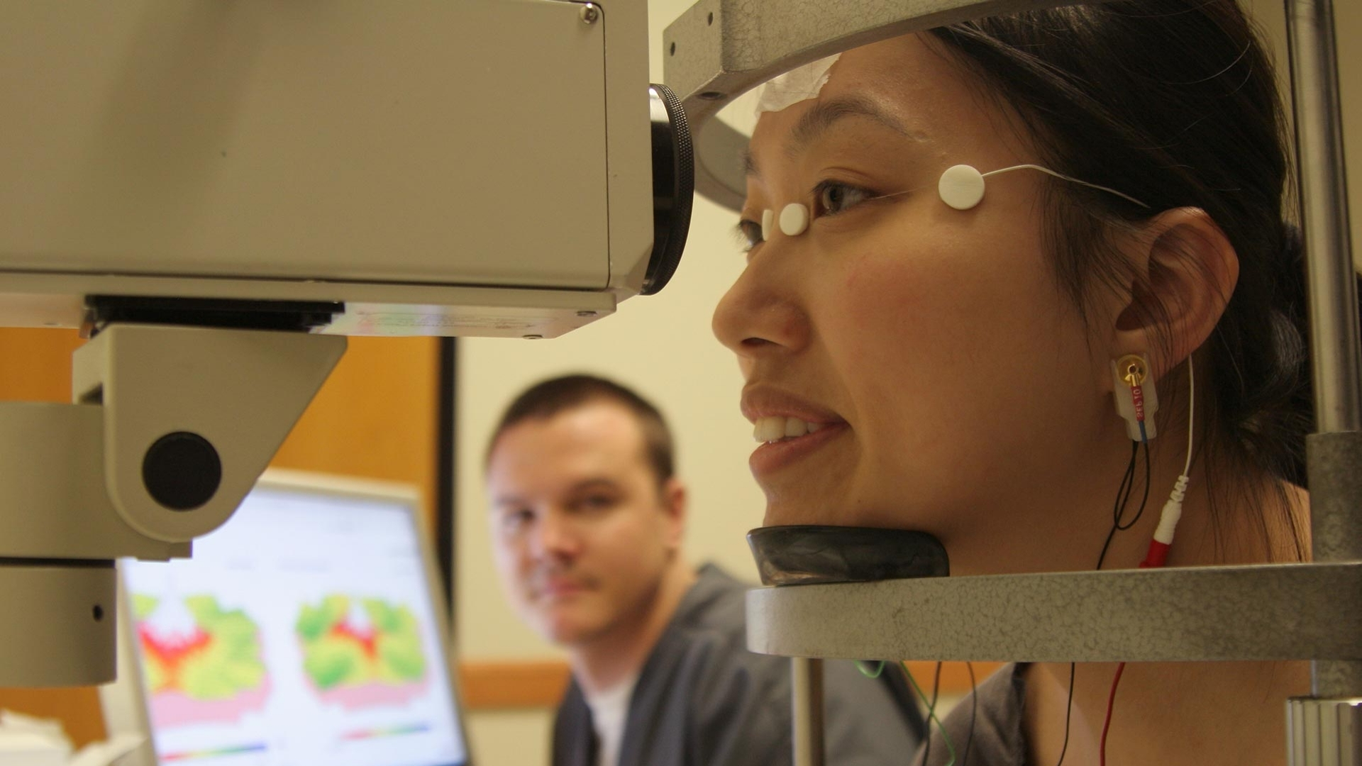 Điện võng mạc (ERG) có thể được chỉ định để khảo sát chức năng tế bào cảm thụ ánh sáng