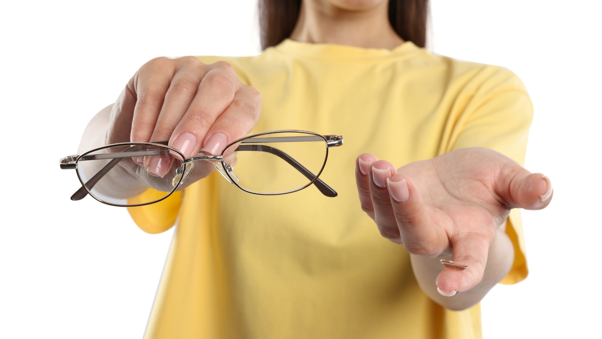 Sử dụng kính đúng độ hoặc các phương pháp chỉnh khúc xạ phù hợp giúp cải thiện thị lực và giảm gánh nặng điều tiết cho mắt