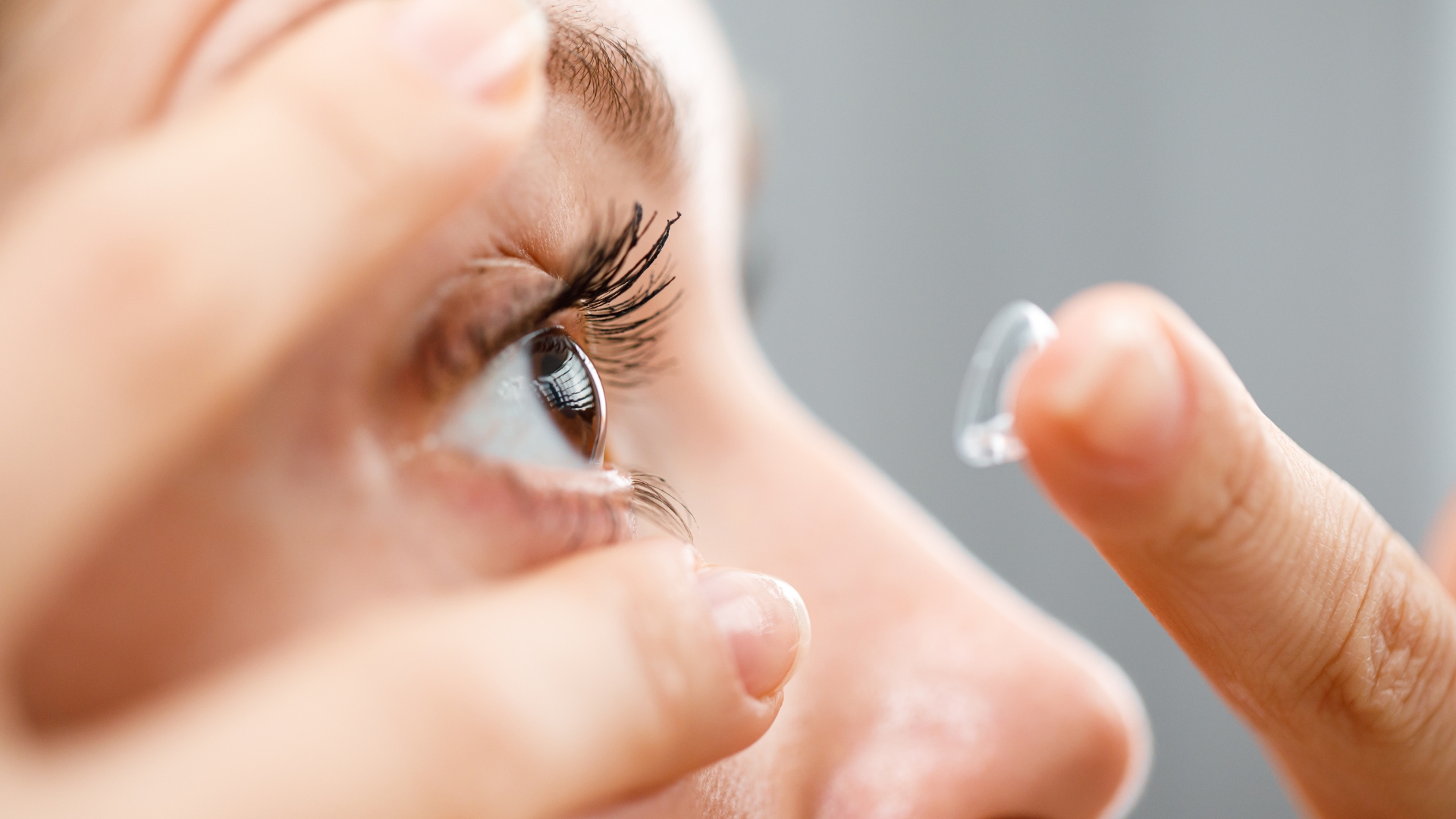 Việc sử dụng kính áp tròng kéo dài có thể ảnh hưởng đến sự phân bố và ổn định của phim nước mắt