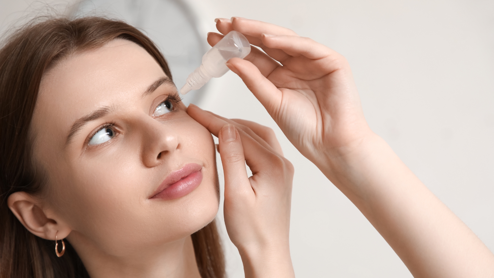 Có thể sử dụng nước mắt nhân tạo khi cần thiết và tuân thủ đúng hướng dẫn khi đeo kính áp tròng