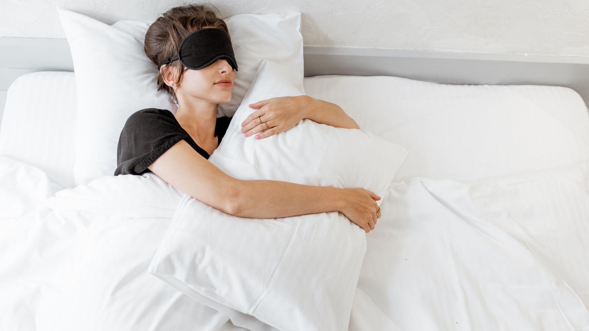 Xây dựng thói quen ngủ đều đặn và tạo môi trường ngủ lý tưởng để cải thiện giấc ngủ