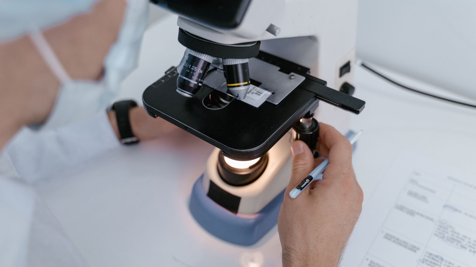 Soi tươi mẫu vảy da tại vùng tổn thương và quan sát dưới kính hiển vi nhằm phát hiện nấm da