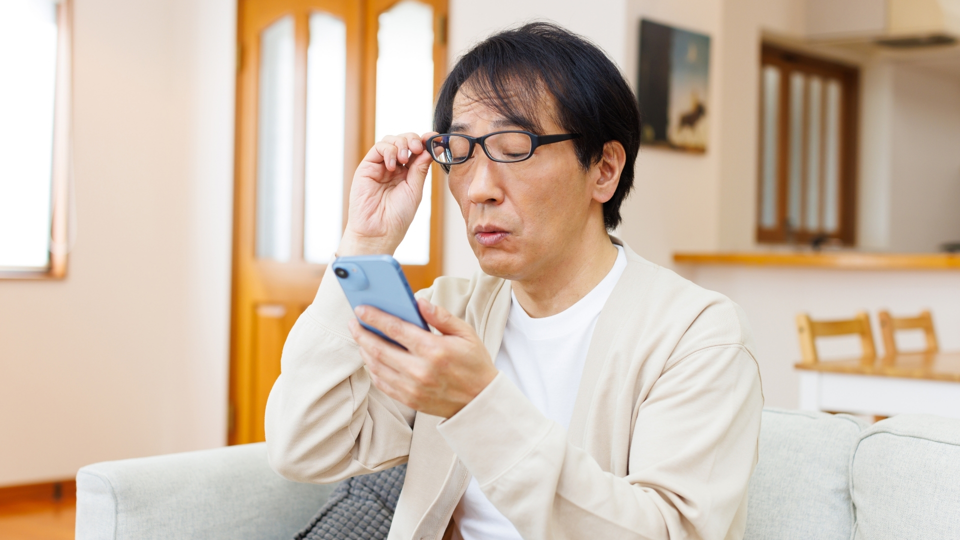 Lão thị chủ yếu xảy ra do sự thay đổi cấu trúc và chức năng của mắt theo tuổi