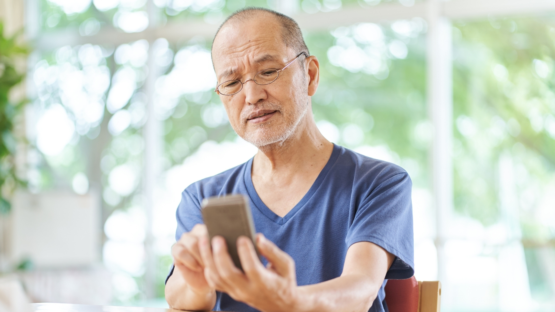 Một biểu hiện điển hình là người bị lão thị có xu hướng cầm sách báo hoặc thiết bị ra xa tầm mắt để có thể nhìn rõ hơn