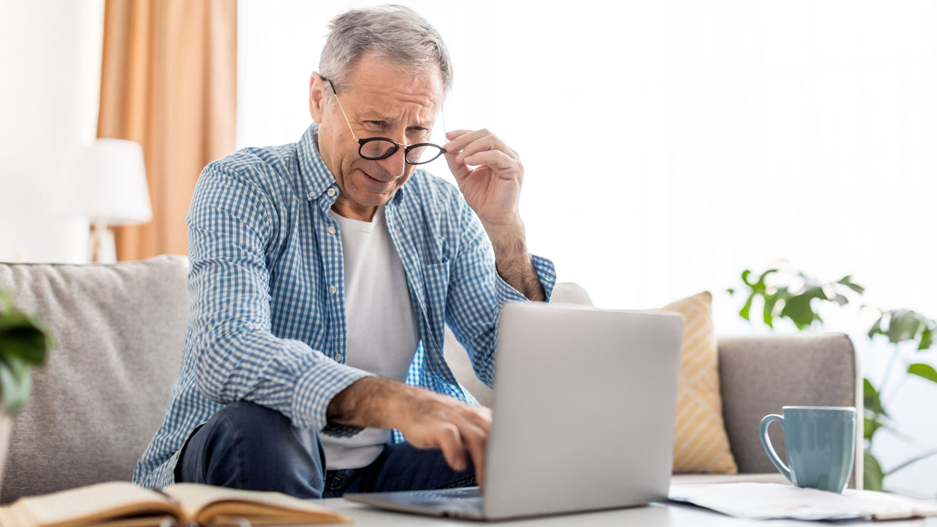 Kính lão giúp điều chỉnh tiêu cự, hỗ trợ nhìn rõ ở khoảng cách gần