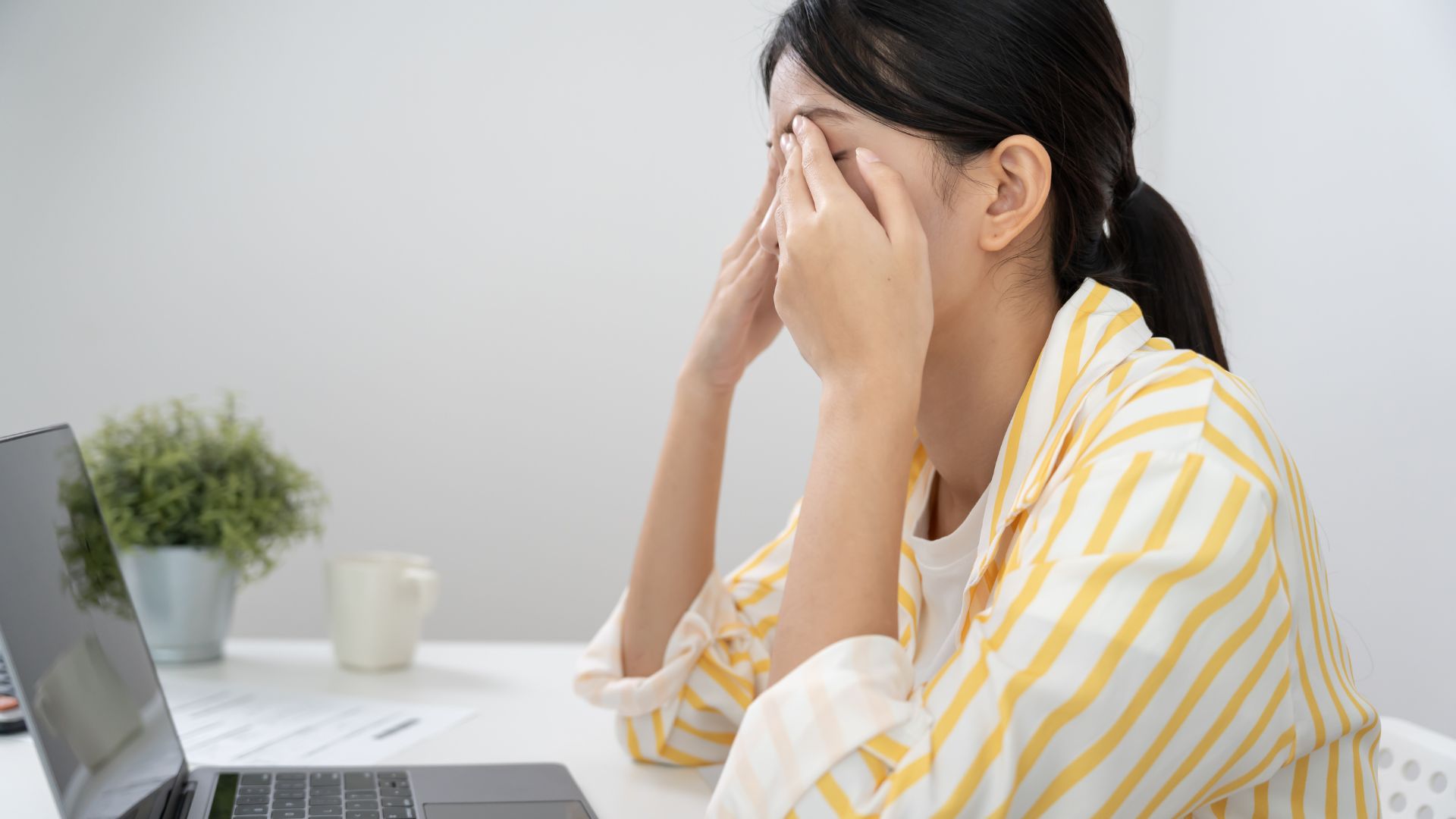 Mỏi mắt xuất hiện khi đọc sách, sử dụng máy tính hoặc làm việc thị giác kéo dài.