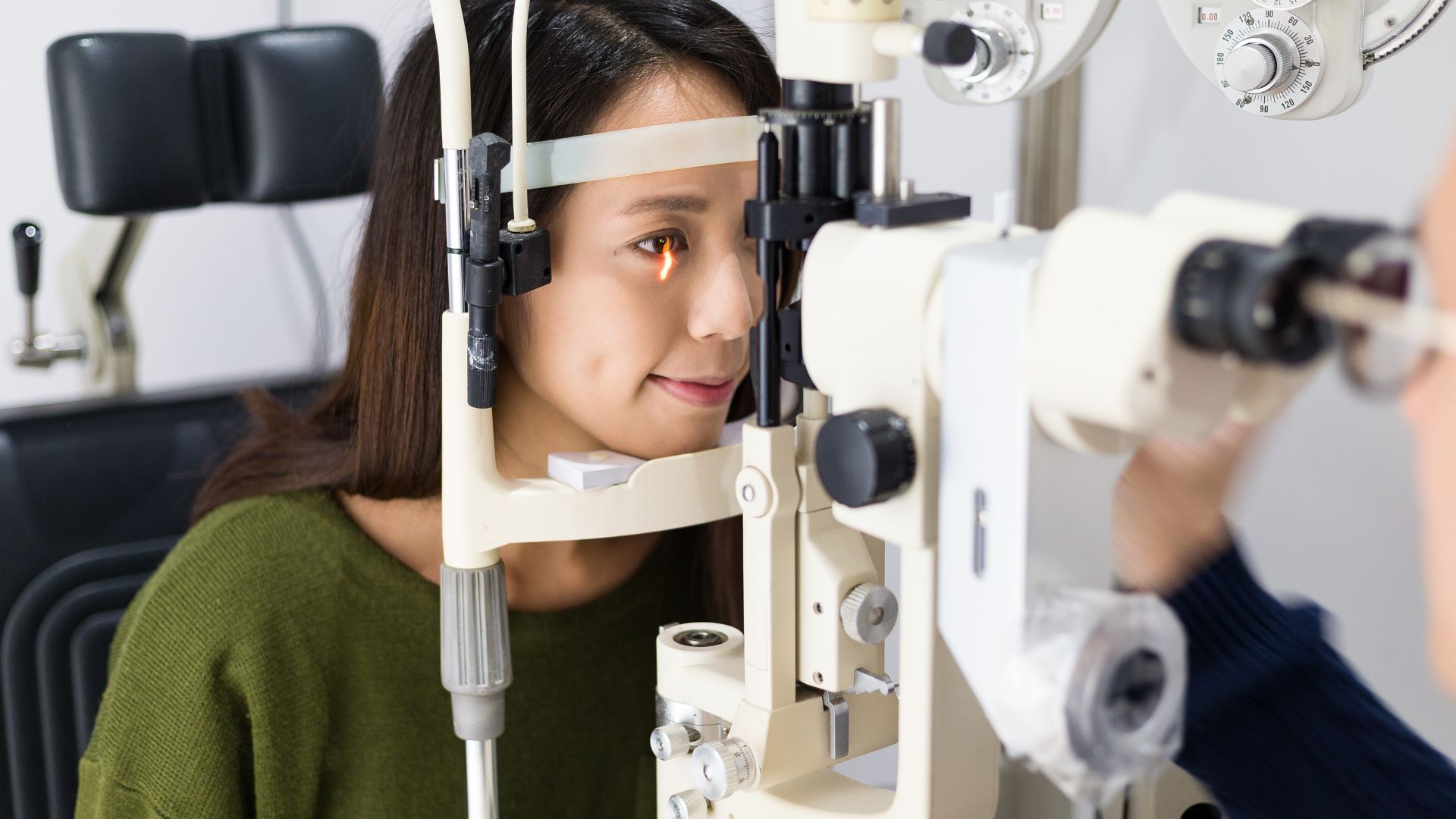 Đo khúc xạ xác định chính xác độ loạn thị và trục loạn thị của mắt.