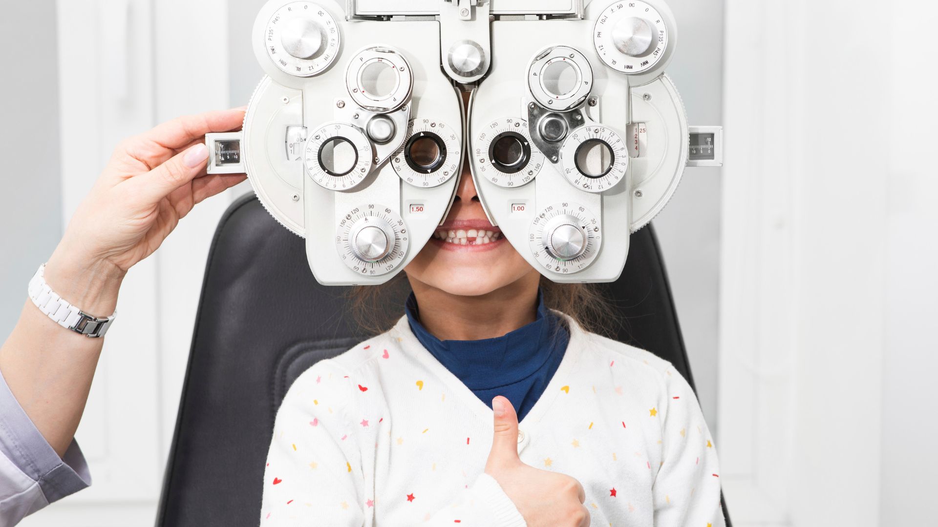 Khám mắt định kỳ giúp phát hiện sớm các tật khúc xạ và điều chỉnh kịp thời.