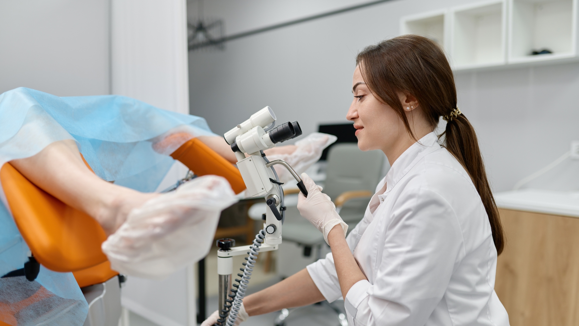 Khi có dấu hiệu viêm nhiễm, cần được thăm khám và điều trị đúng phác đồ để ngăn ngừa biến chứng ảnh hưởng đến khả năng sinh sản