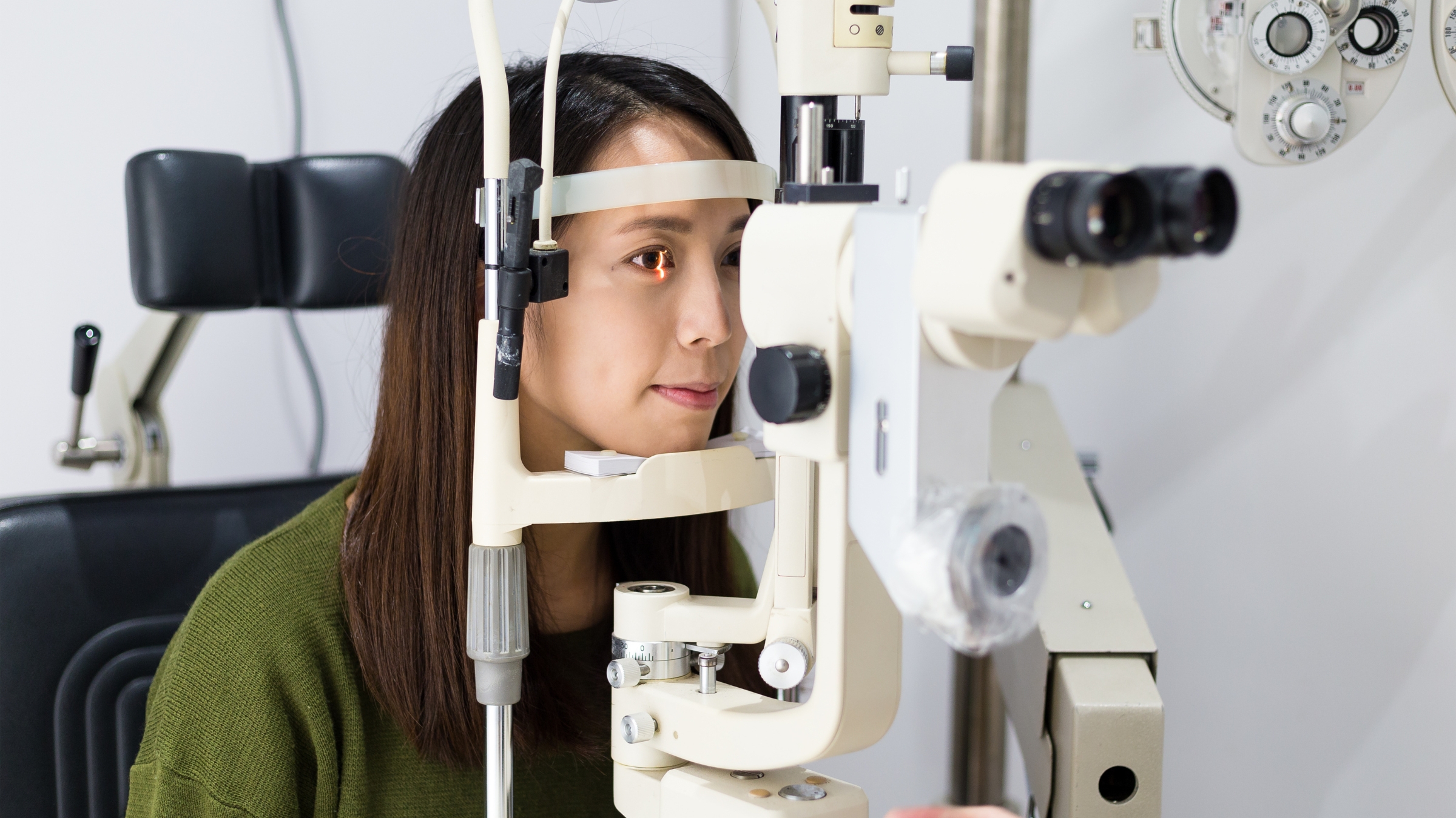 Khám mắt bằng đèn khe là phương pháp cơ bản và quan trọng nhất trong chẩn đoán mộng mắt