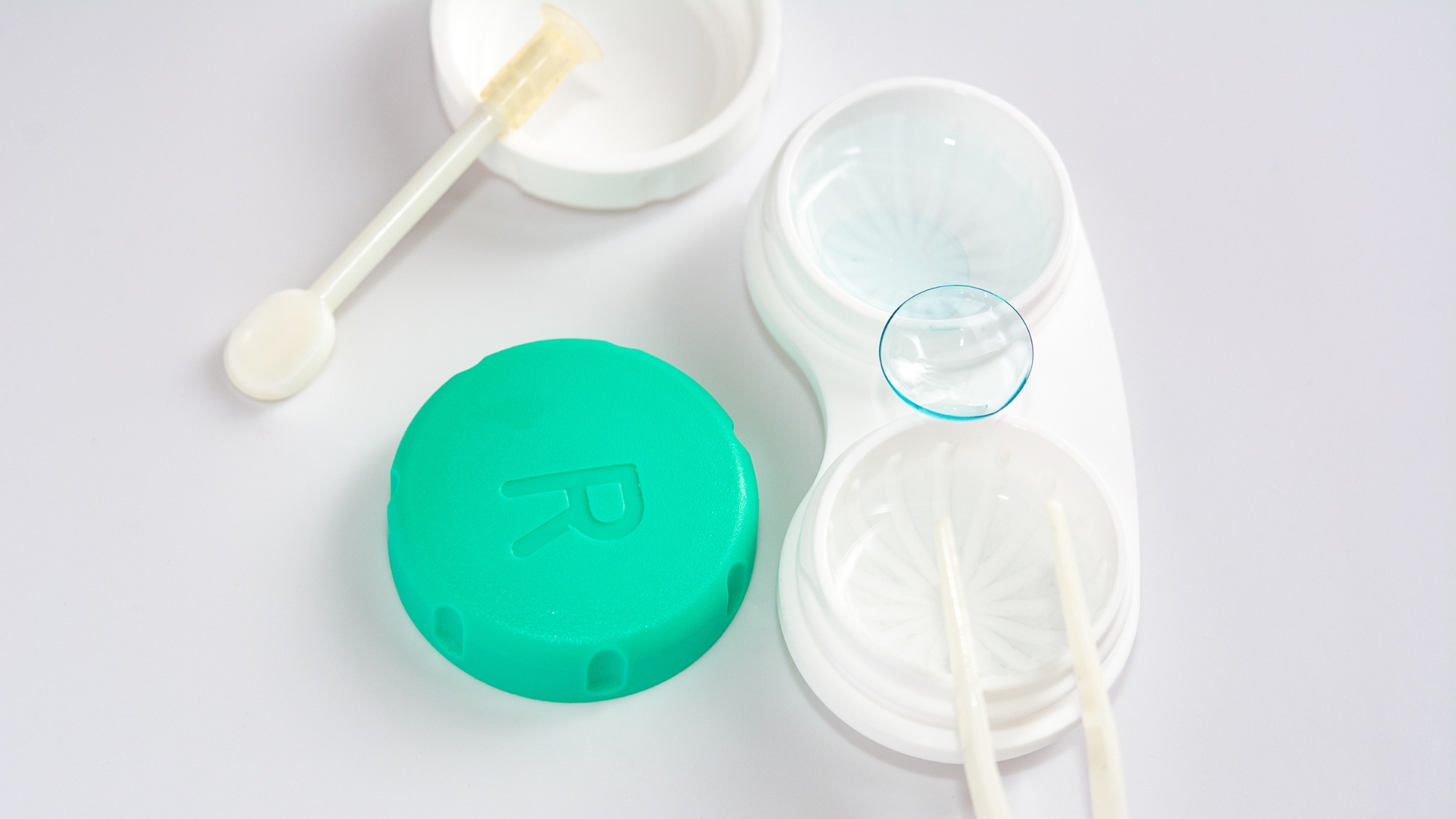 Đeo kính áp tròng không phù hợp có thể góp phần thúc đẩy hình thành mộng mỡ