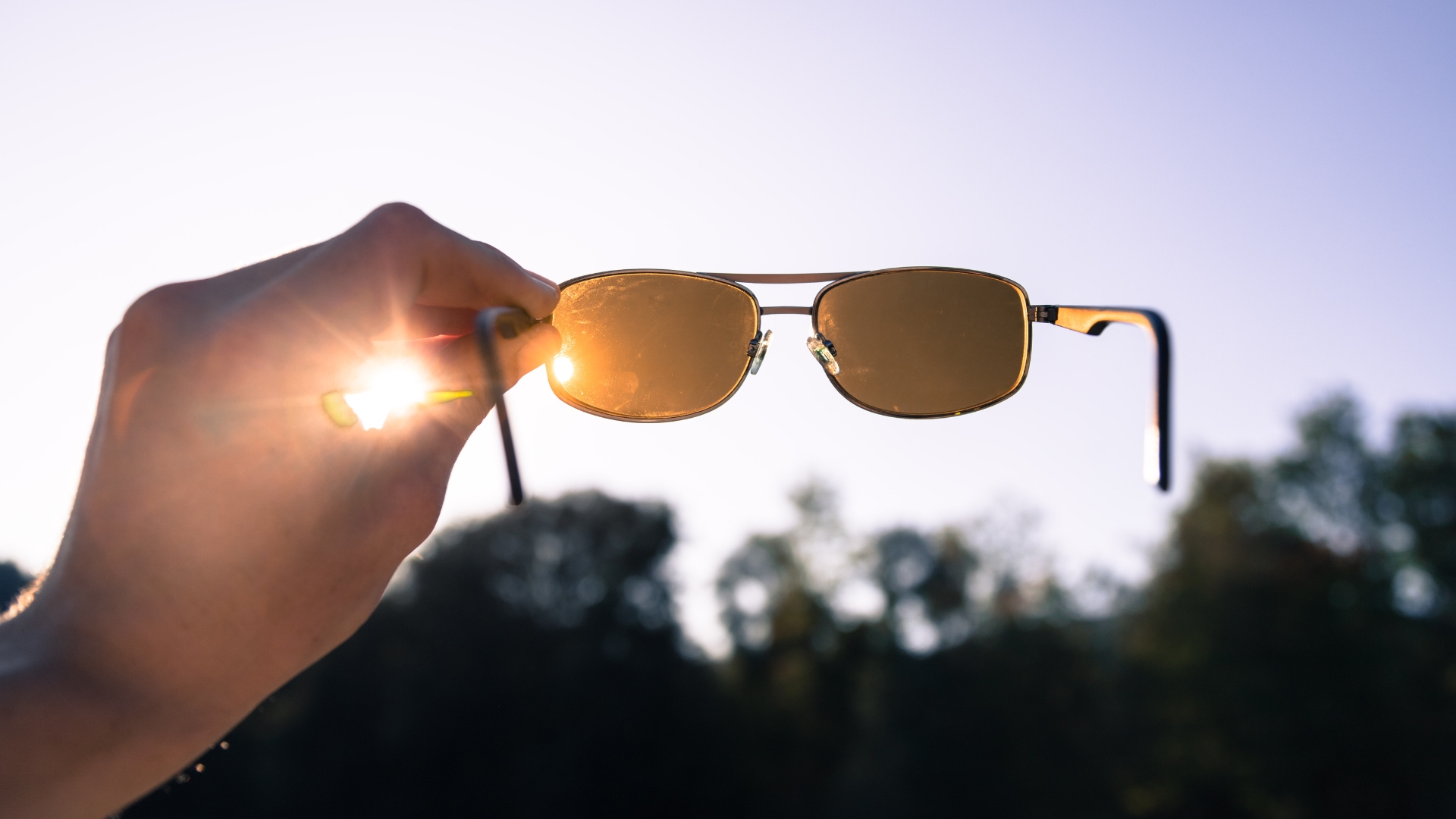 Nên sử dụng kính râm có khả năng chống tia UV (UV400) khi ra ngoài trời để bảo vệ mắt