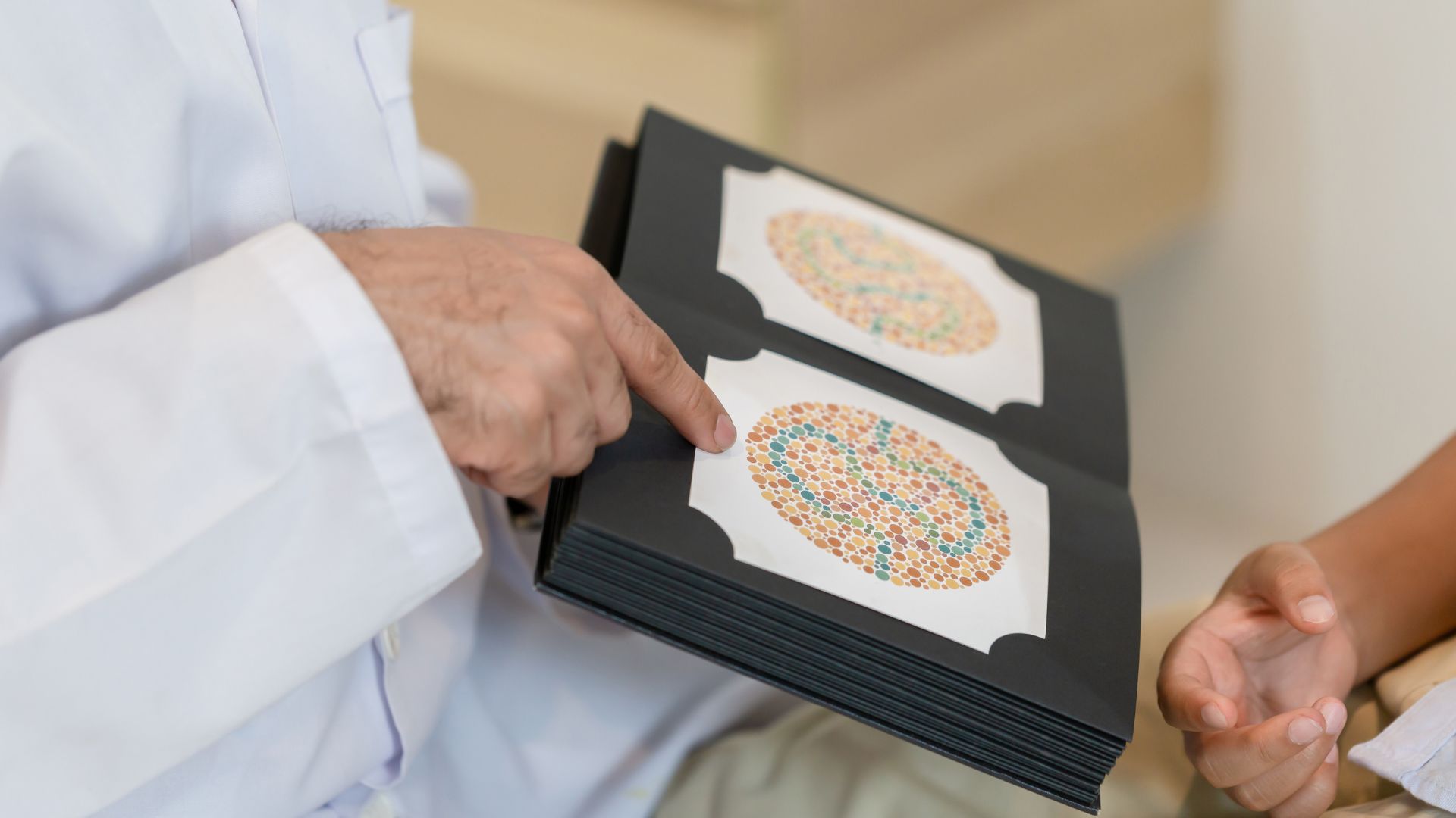 Test bảng màu Ishihara là phương pháp sàng lọc phổ biến nhất phát hiện rối loạn phân biệt màu đỏ - xanh lá