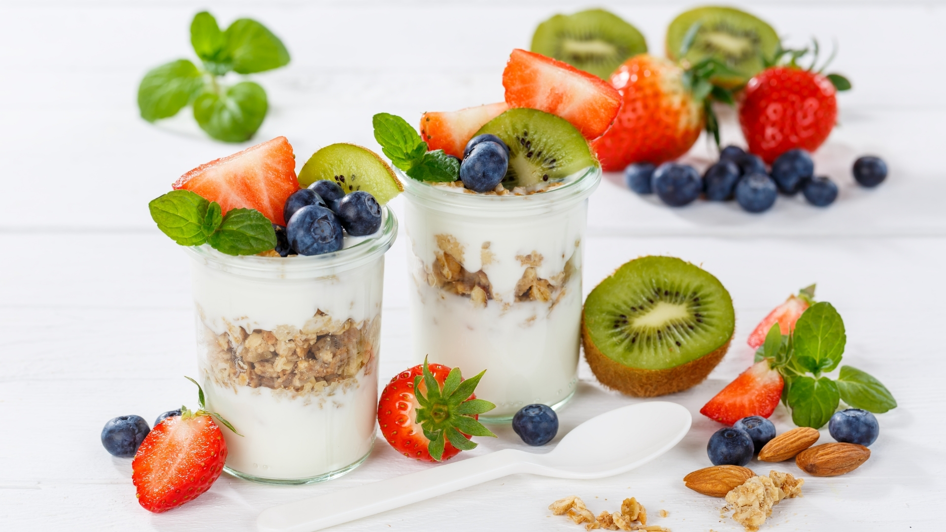 Các loại sữa chua không đường, trái cây ít ngọt có lợi cho hệ vi sinh và giúp hạn chế sự phát triển quá mức của nấm