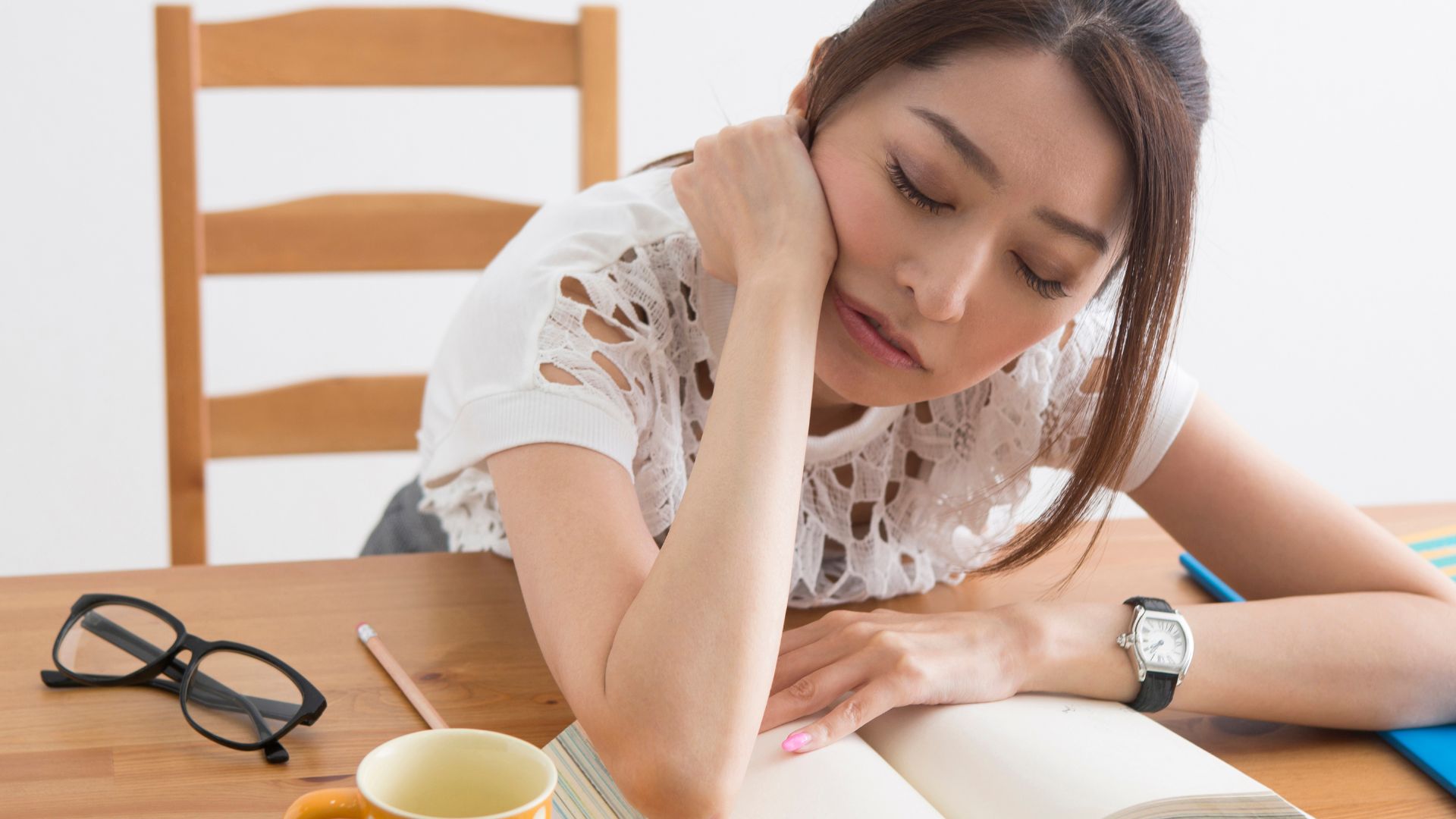 Người bệnh thường xuyên cảm thấy buồn ngủ quá mức vào ban ngày mặc dù đã ngủ đủ giấc vào ban đêm