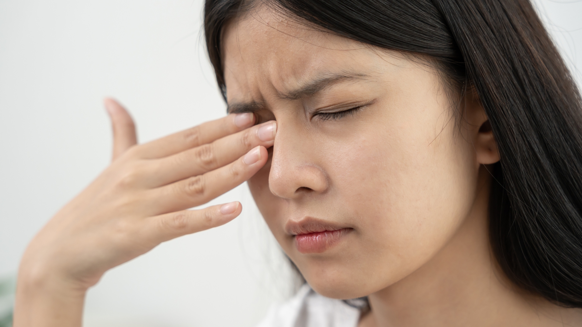 Người bệnh có cảm giác ngứa râm ran hoặc kích thích trong mắt, dẫn đến việc muốn dụi mắt liên tục