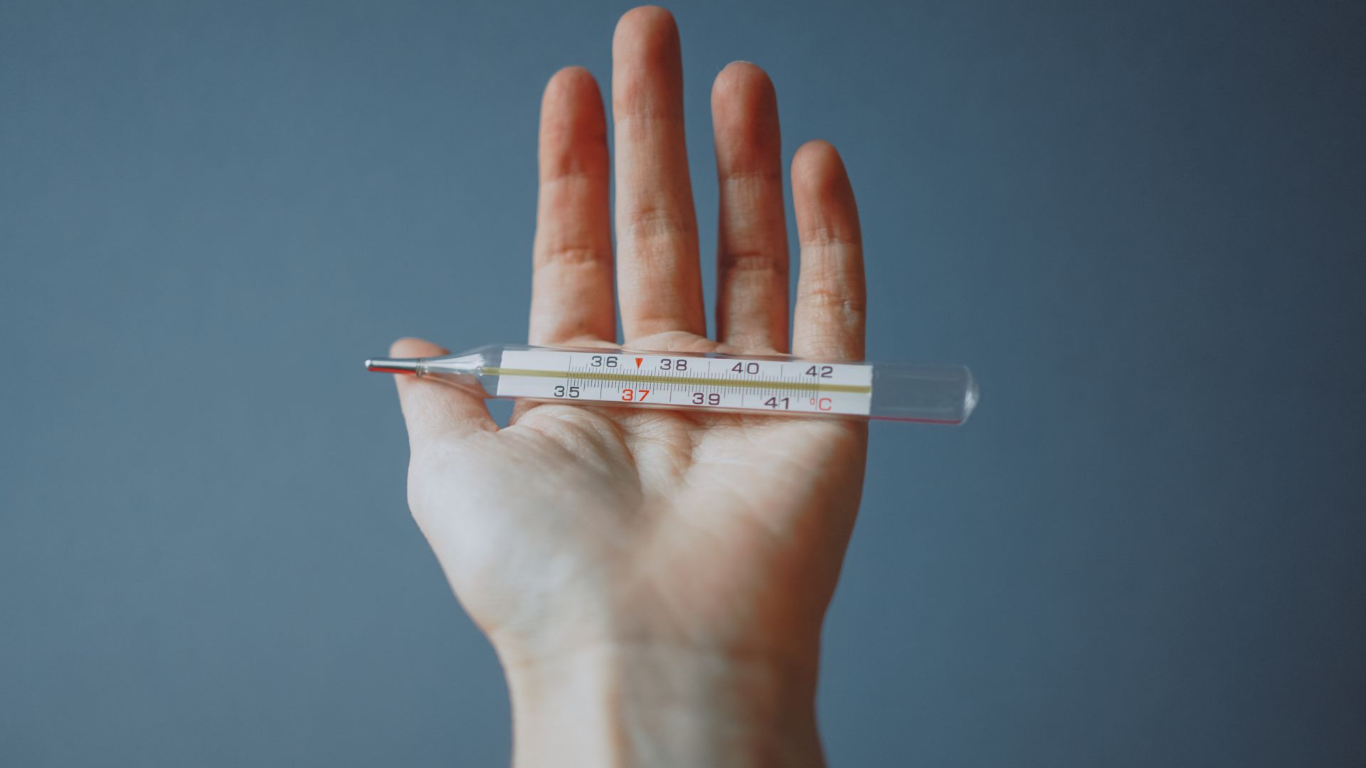 Sốt cao đột ngột cũng là một dấu hiệu của nhiễm khuẩn huyết não mô cầu