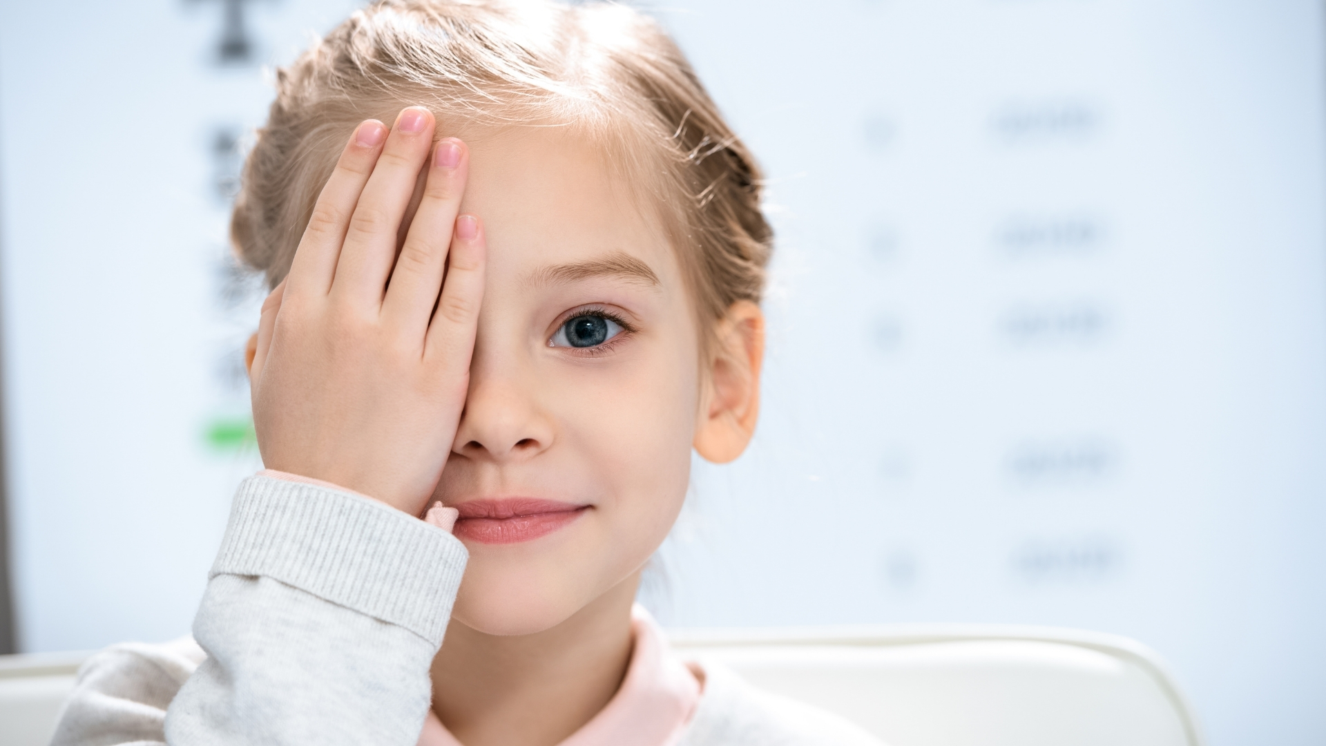 Trẻ bị nhược thị thường nhìn mờ ở một hoặc cả hai mắt