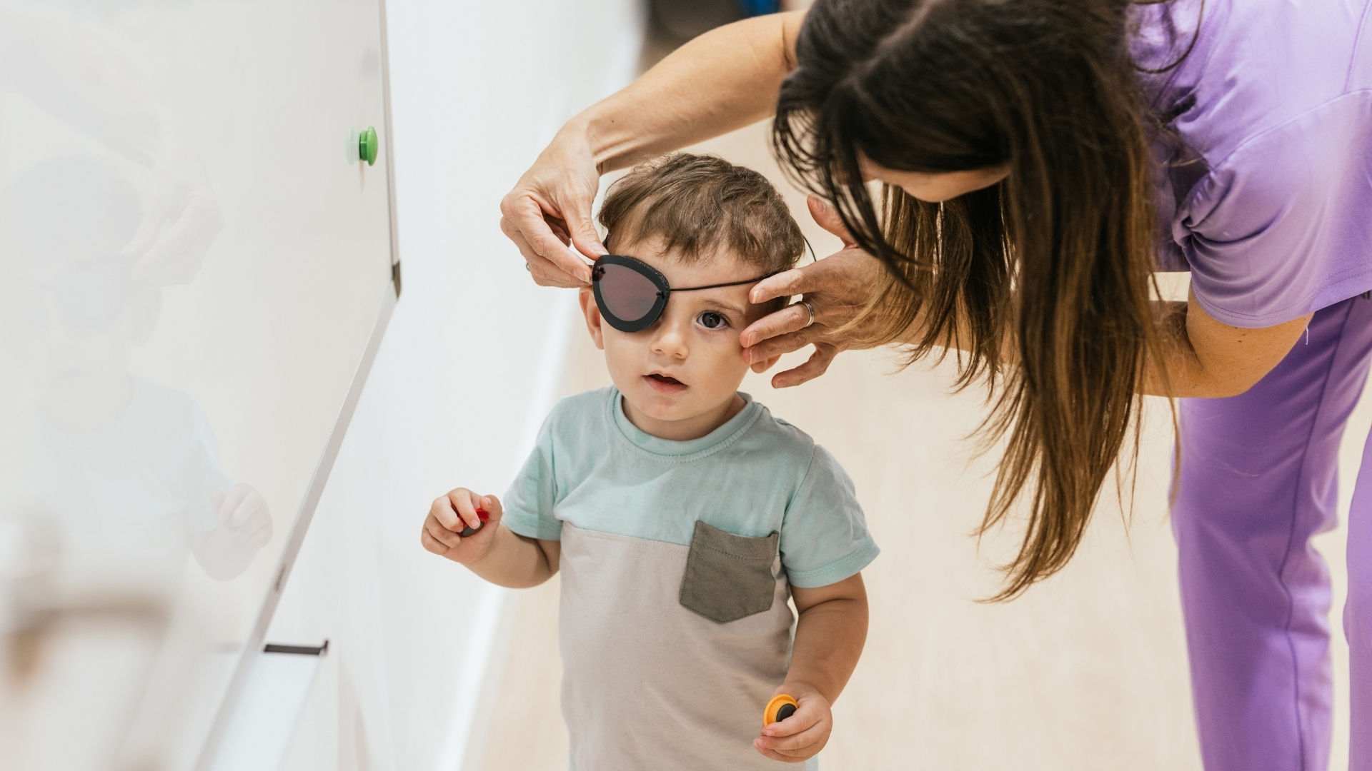 Khi phát hiện mắt lệch trục, cần đưa trẻ đi khám sớm để được tư vấn điều trị phù hợp