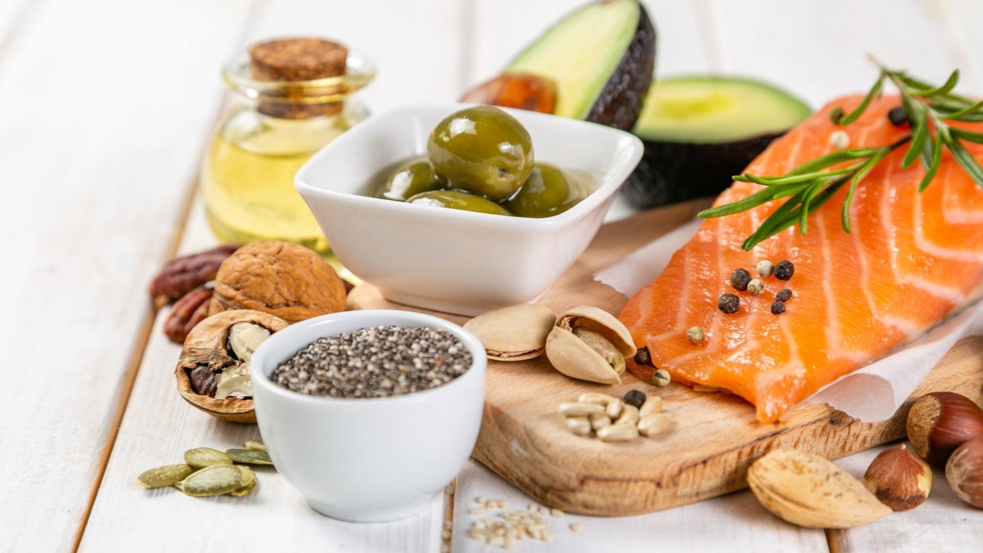 Các loại cá béo, hạt chia, quả óc chó, rau xanh đậm và trái cây tươi có thể giúp bảo vệ tế bào thần kinh và hỗ trợ phục hồi sau tổn thương não