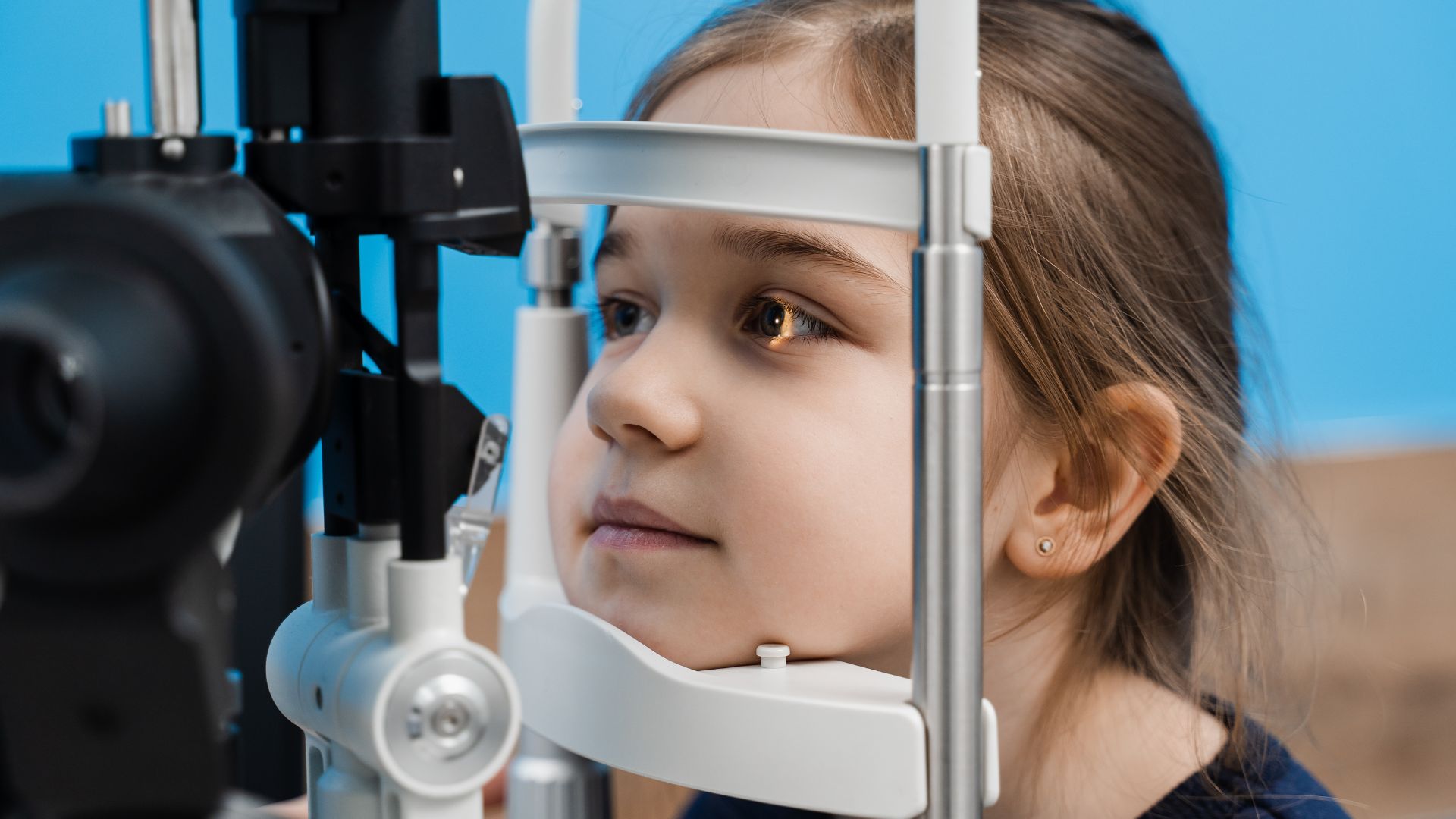 Soi đèn khe xác định vị trí, kích thước và độ sâu của vết rách cũng như phát hiện dị vật hoặc tổn thương kèm theo