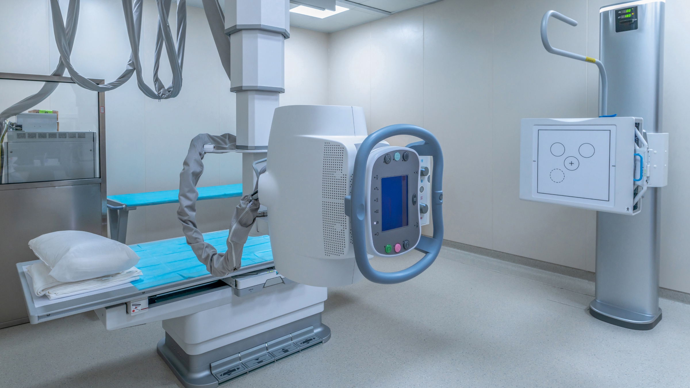 X-quang là phương pháp hình ảnh được sử dụng phổ biến để chẩn đoán rạn nứt xương