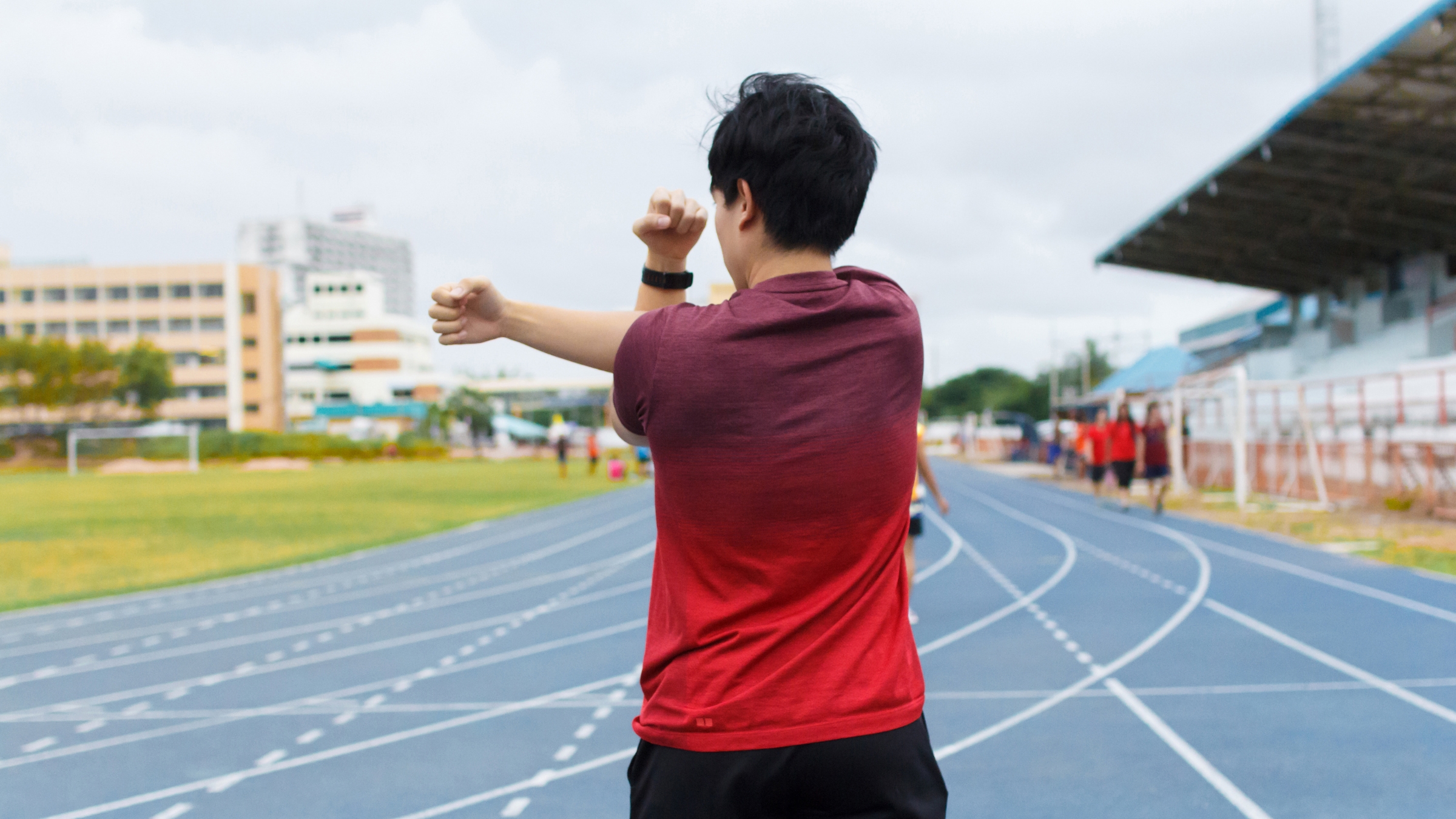 Thực hiện khởi động trước khi tập luyện và giãn cơ sau vận động giúp giảm nguy cơ chấn thương