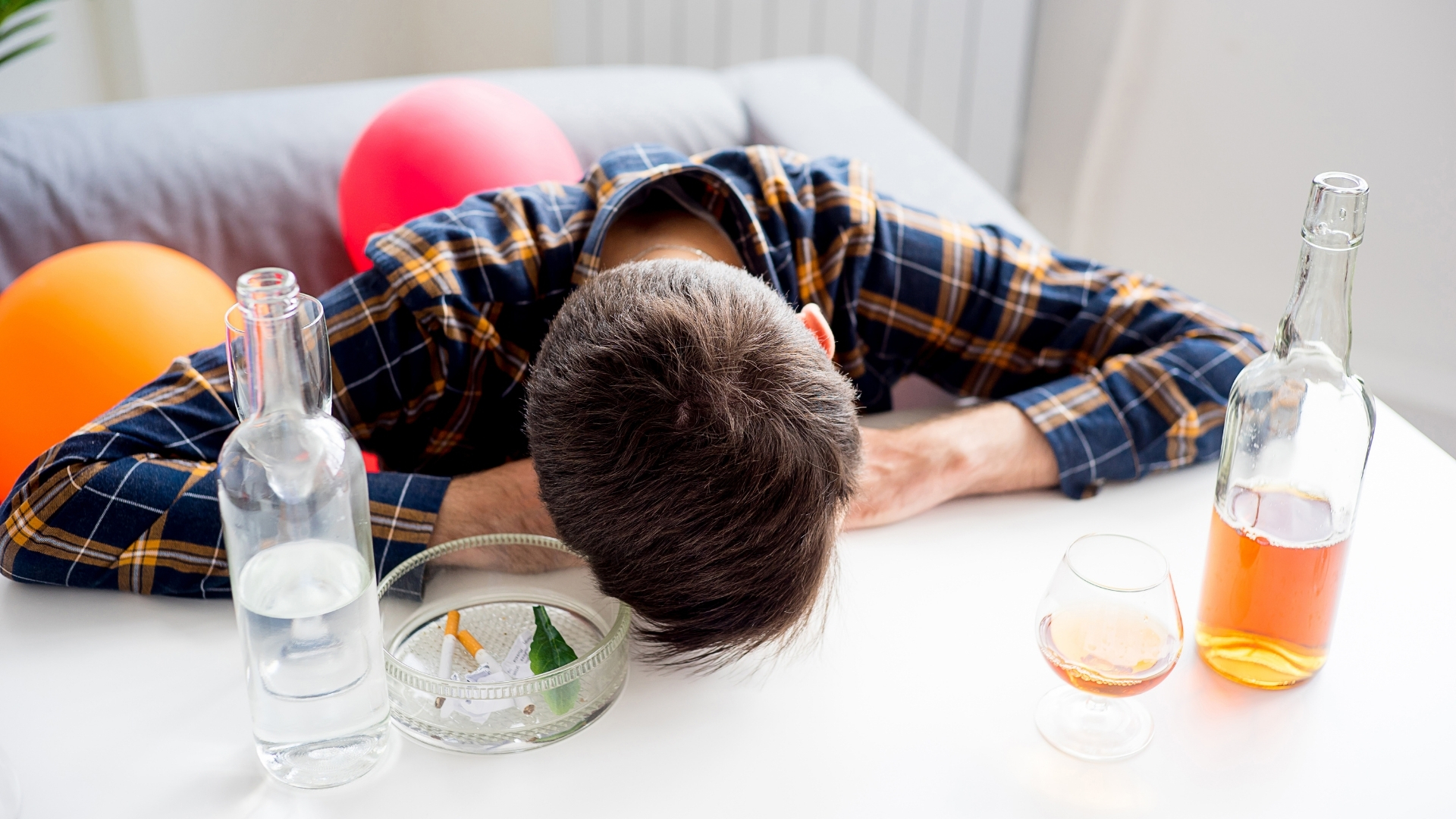 Việc lạm dụng rượu có thể làm thay đổi chức năng não và dẫn đến hoặc làm trầm trọng thêm các rối loạn tâm thần