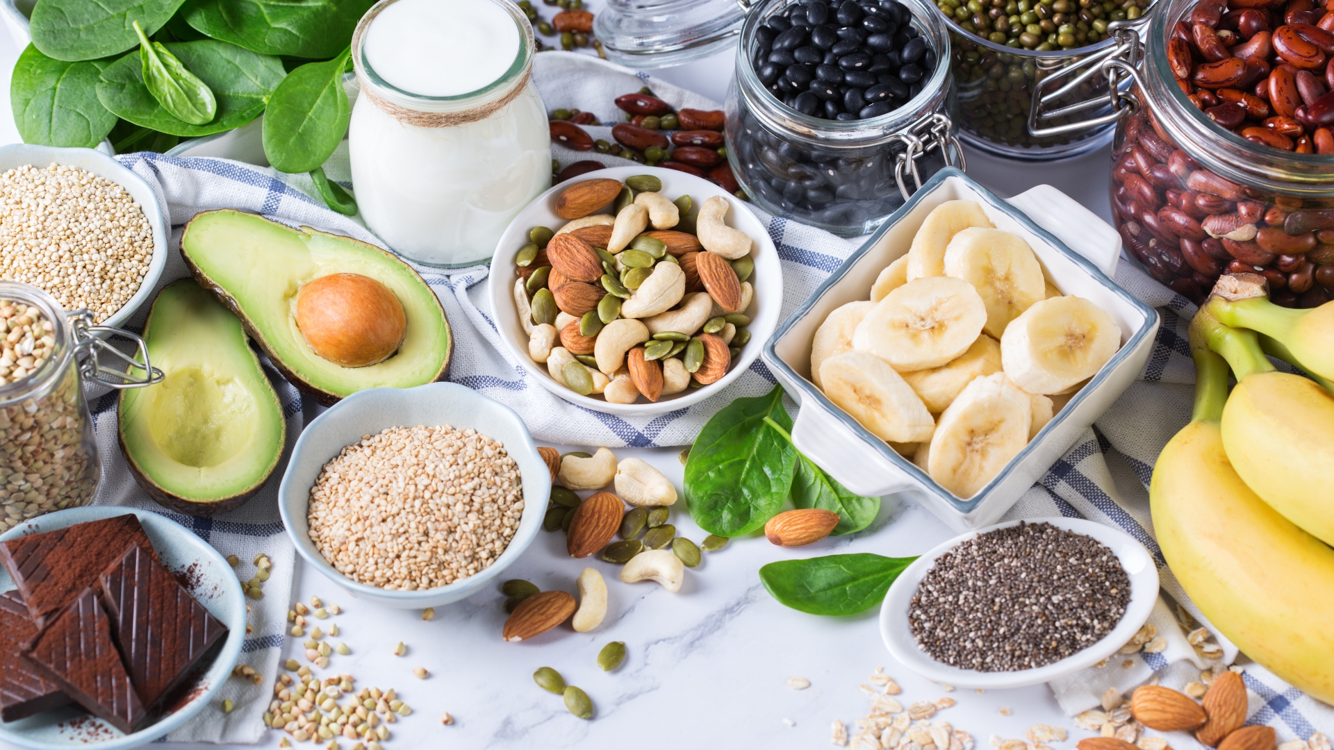 Chế độ ăn đầy đủ dưỡng chất, đặc biệt là vitamin và khoáng chất cần thiết cho hệ thần kinh giúp duy trì chức năng vận động ổn định
