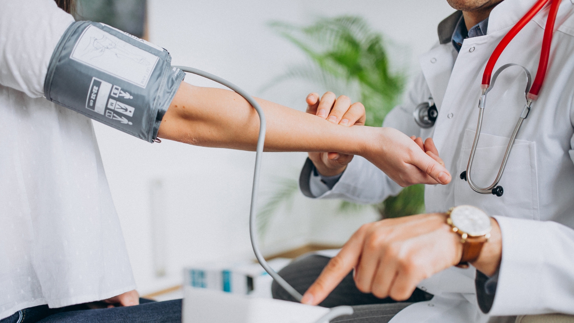 Huyết áp cao kéo dài làm tăng áp lực trong tim, đặc biệt là ở buồng nhĩ