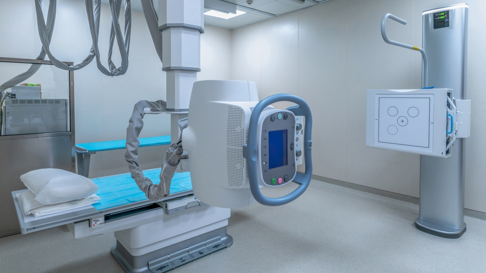 X-quang phổi có thể cho thấy hình ảnh thâm nhiễm, tổn thương dạng hang hoặc ổ mờ không điển hình dễ nhầm với lao phổi