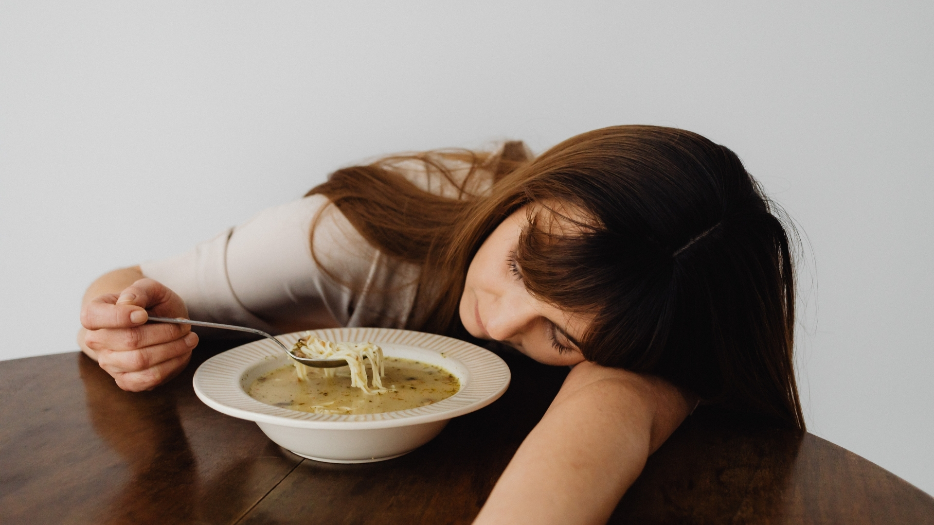 Suy gan ảnh hưởng đến quá trình tiêu hóa và chuyển hóa chất dinh dưỡng, gây cảm giác buồn nôn, đầy bụng, ăn không ngon