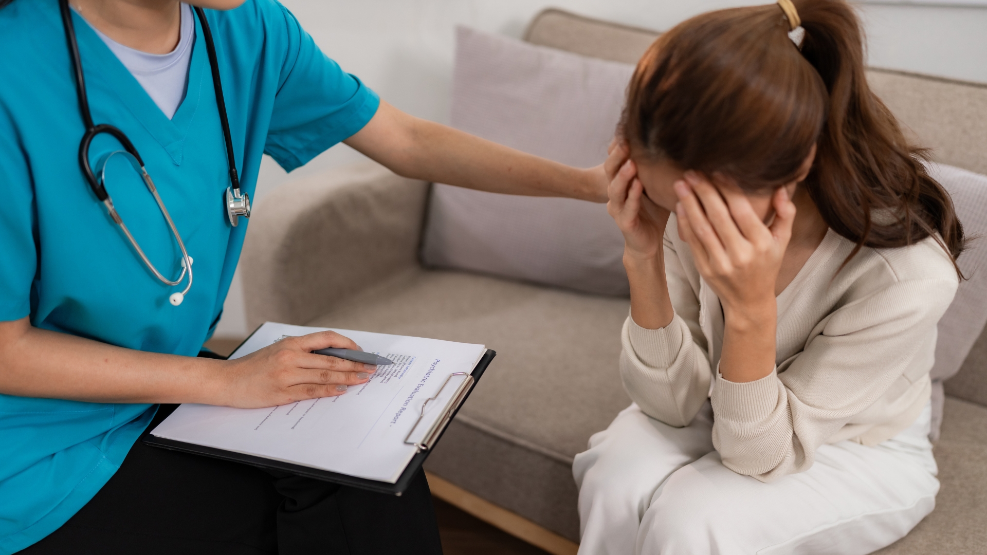 Bác sĩ sẽ thu thập thông tin chi tiết về thời gian xuất hiện triệu chứng, mức độ mệt mỏi, chất lượng giấc ngủ, trạng thái căng thẳng