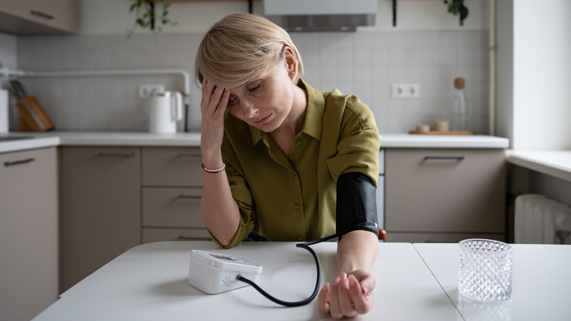 Huyết áp thấp, đặc biệt là hạ huyết áp tư thế, là dấu hiệu quan trọng của suy vỏ thượng thận