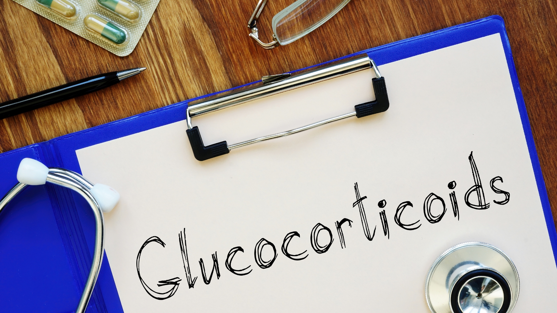Việc sử dụng glucocorticoid kéo dài có thể làm ức chế hoạt động của trục hạ đồi - tuyến yên - thượng thận