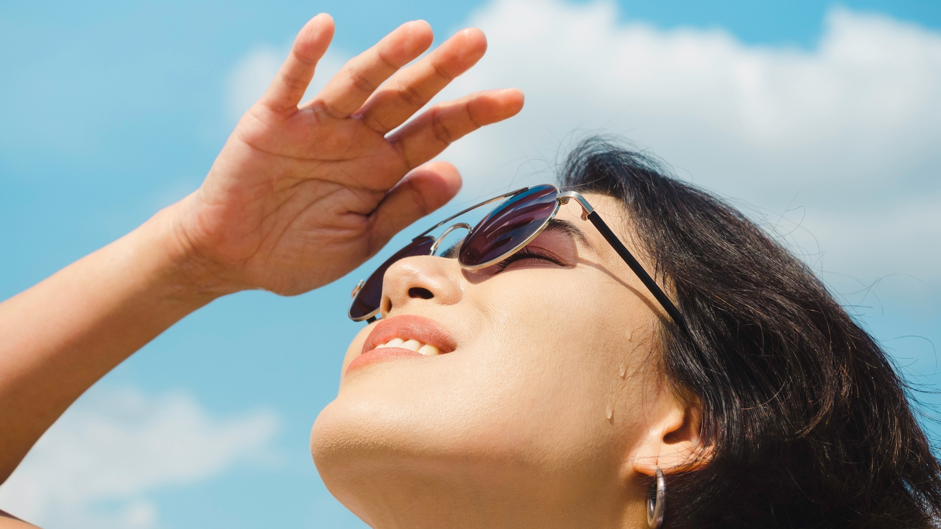 Khi tiếp xúc ánh nắng thường xuyên mà không có biện pháp bảo vệ, các đốm tàn nhang sẽ xuất hiện hoặc trở nên đậm màu hơn