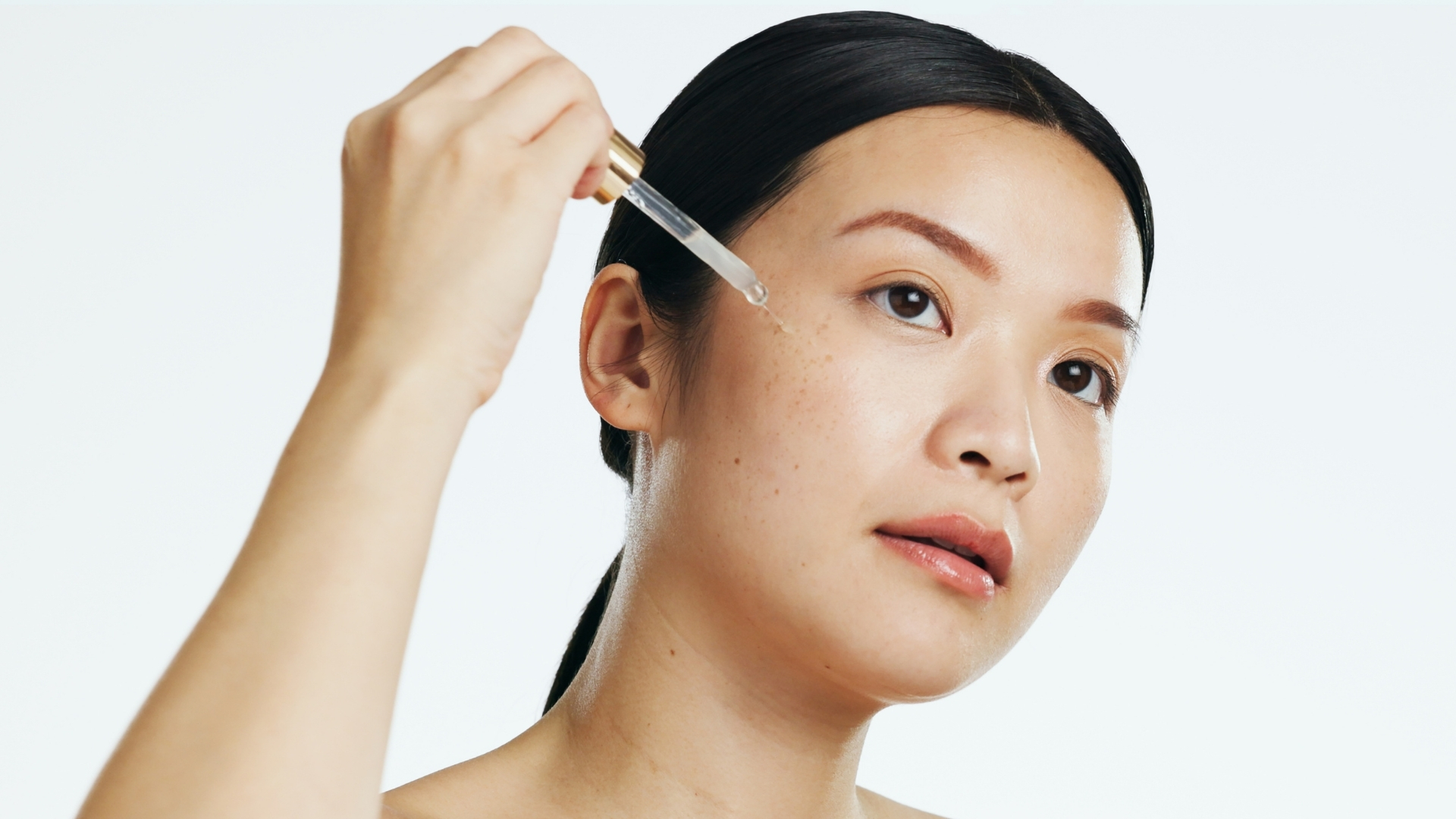 Các sản phẩm chứa thành phần làm sáng da hoặc các hoạt chất hỗ trợ giảm sắc tố có thể giúp làm mờ tàn nhang theo thời gian