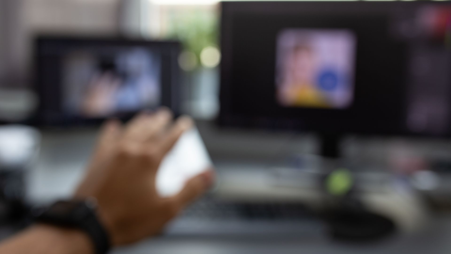 Thị lực giảm từ từ do võng mạc bị co kéo và không còn áp sát bình thường, làm giảm khả năng tiếp nhận hình ảnh