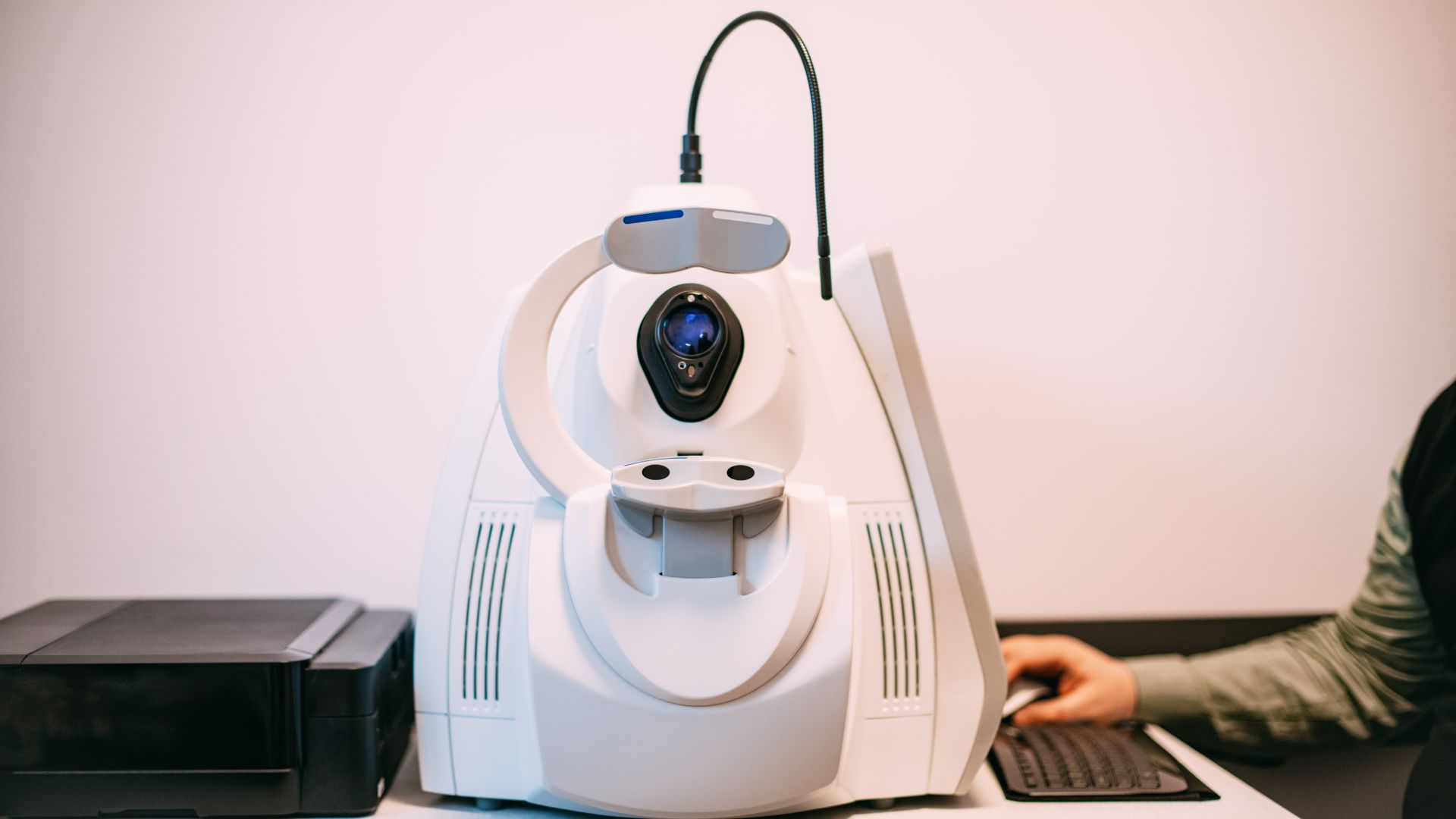 Chụp cắt lớp quang học võng mạc đánh giá cấu trúc võng mạc, mức độ biến dạng, nếp gấp và tình trạng vùng hoàng điểm