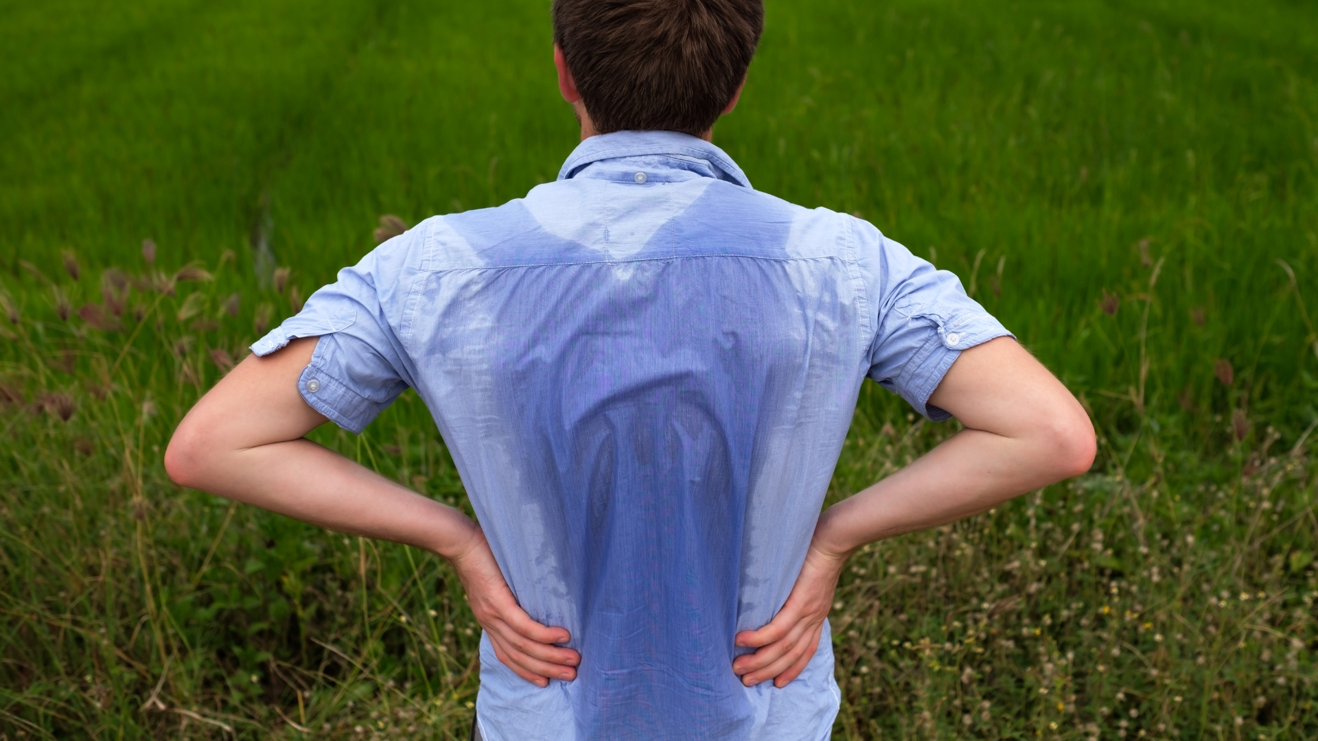 Tăng tiết mồ hôi biểu hiện qua nhiều dấu hiệu đặc trưng, chủ yếu liên quan đến tình trạng tiết mồ hôi quá mức và kéo dài