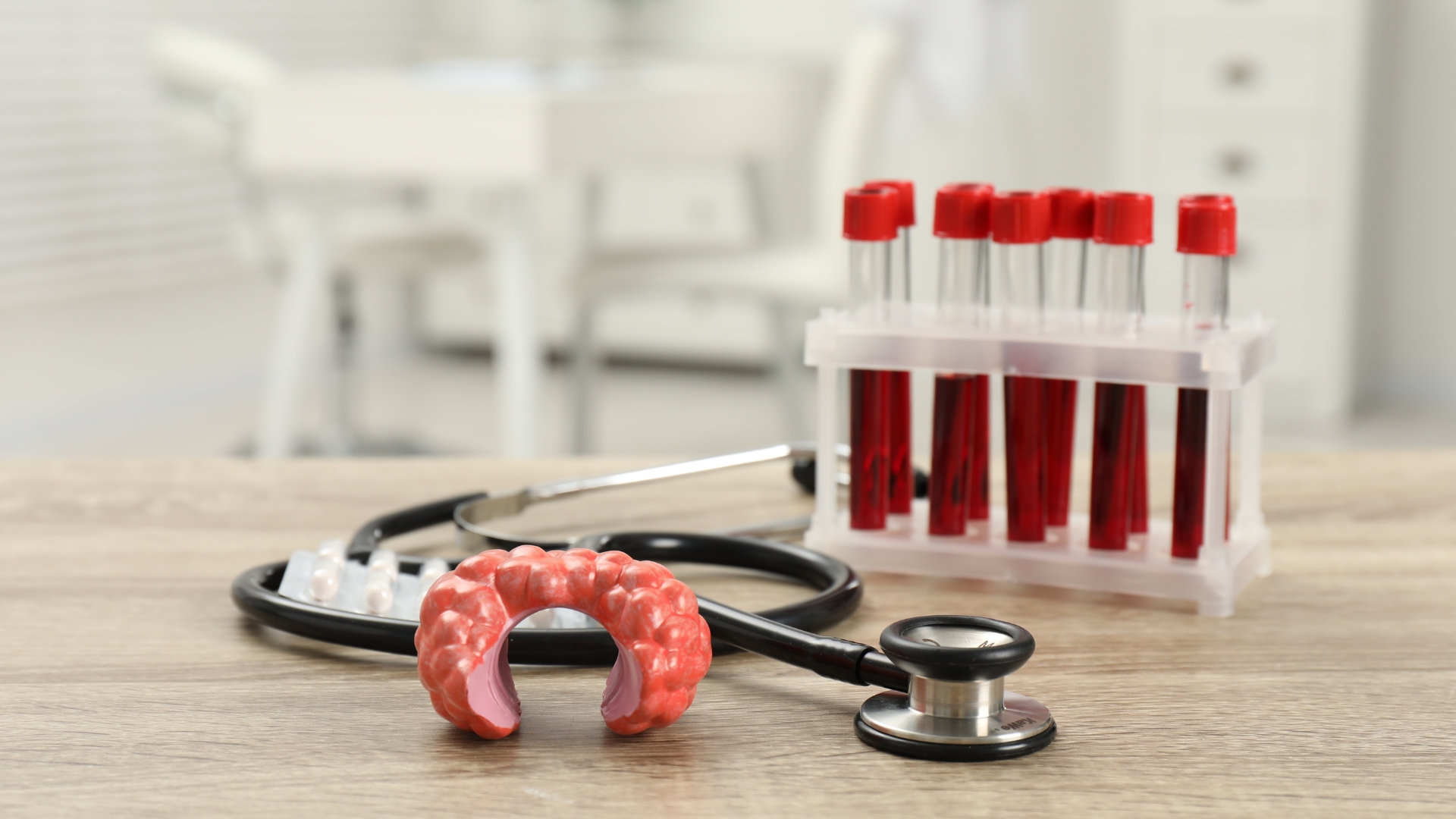 Bác sĩ có thể chỉ định các xét nghiệm như chức năng tuyến giáp, đường huyết, công thức máu