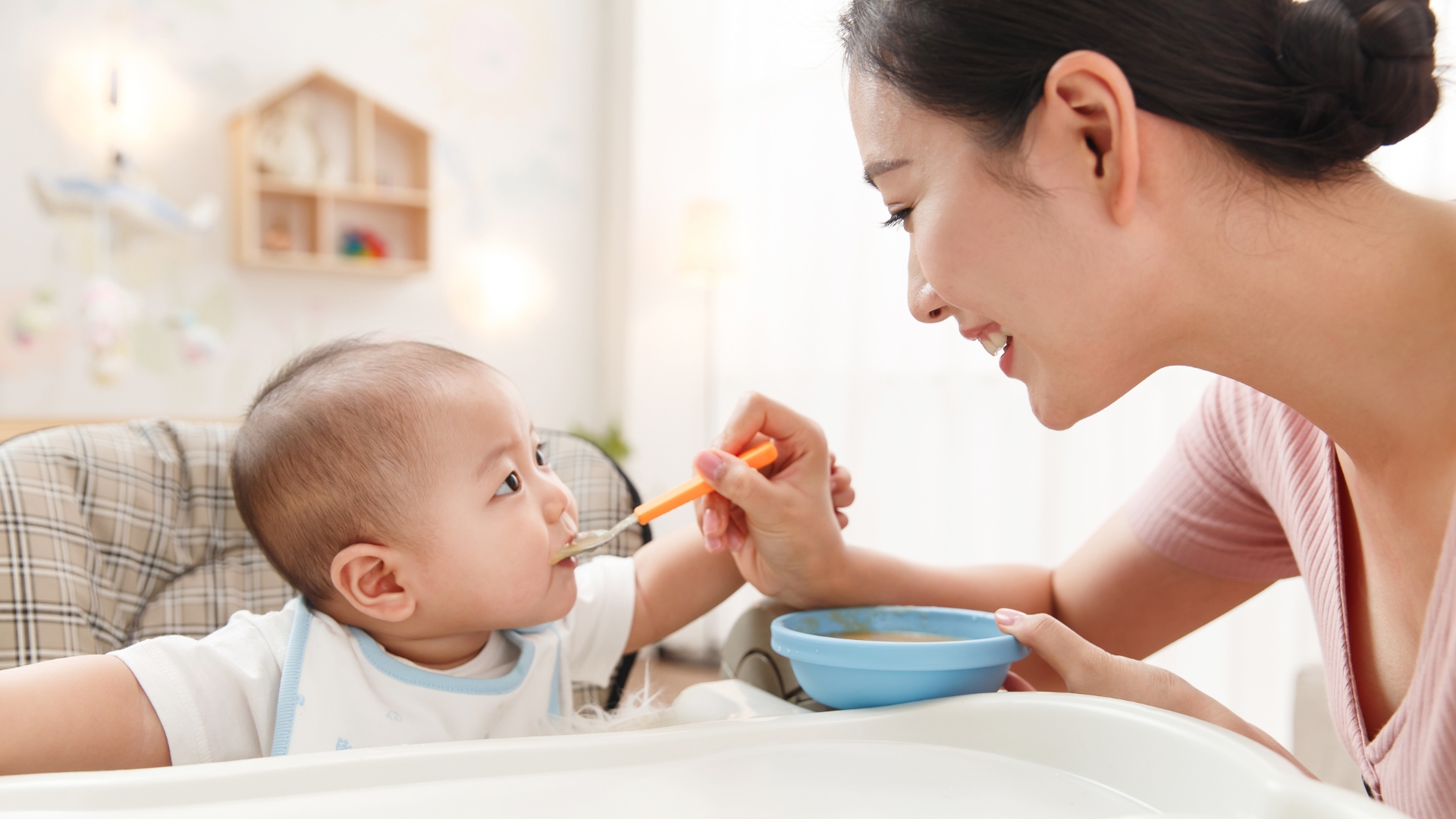 Do loét miệng gây đau khi ăn uống, nên cho trẻ ăn các món mềm, mịn và nguội