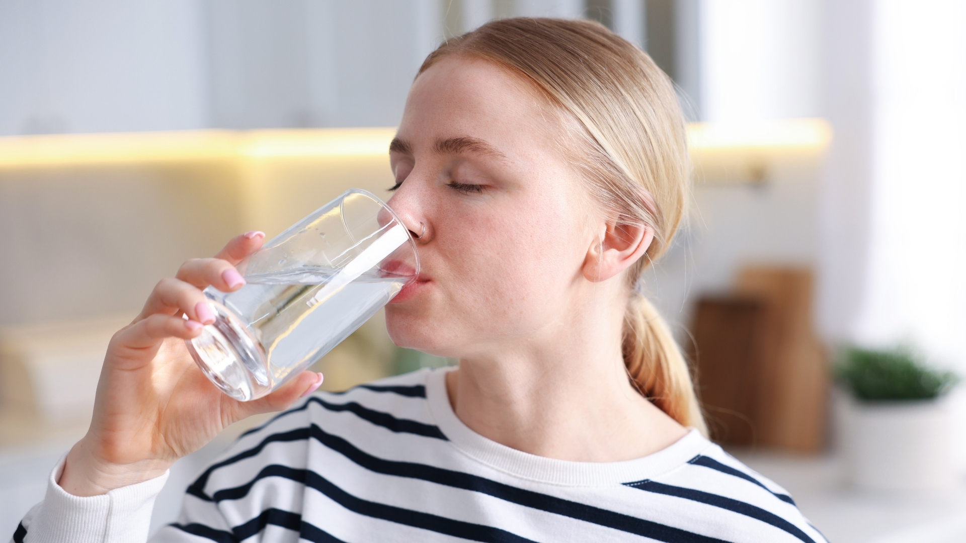 Uống đủ nước mỗi ngày giúp tăng lưu lượng nước tiểu, hỗ trợ làm sạch hệ tiết niệu và hạn chế sự phát triển của vi khuẩn