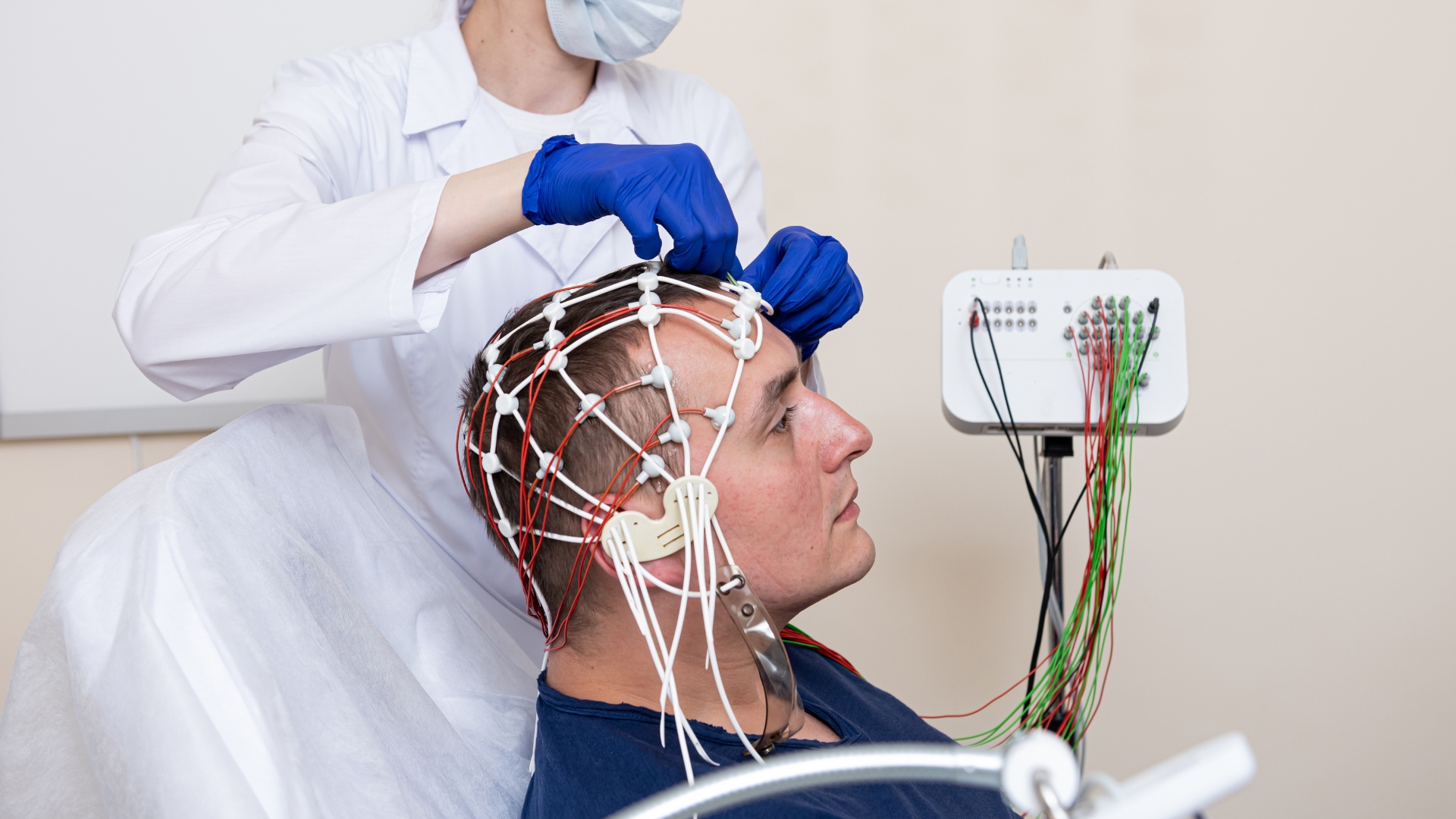 Điện não đồ (EEG) là phương pháp đo và ghi lại hoạt động điện của não bộ