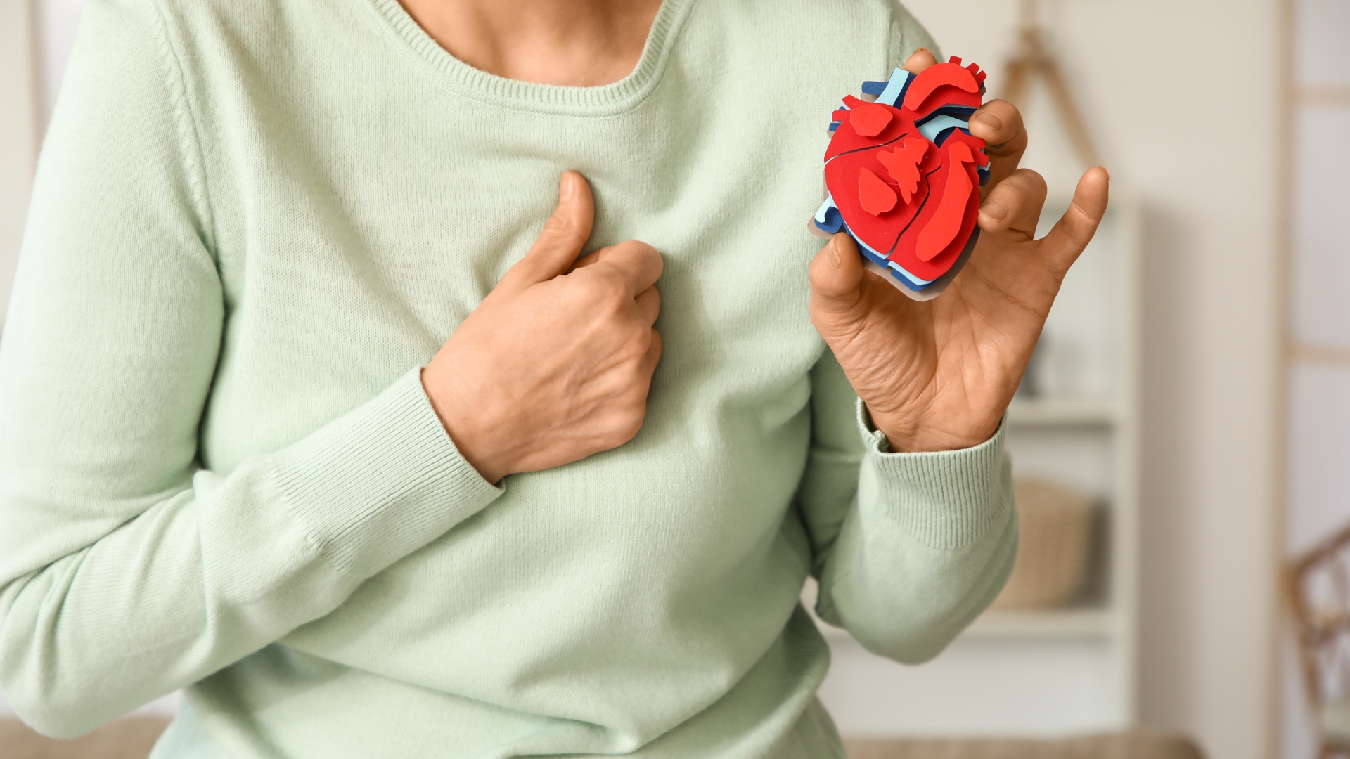 Một trong những dấu hiệu đặc trưng của bệnh thiểu năng vành là cơn đau ngực