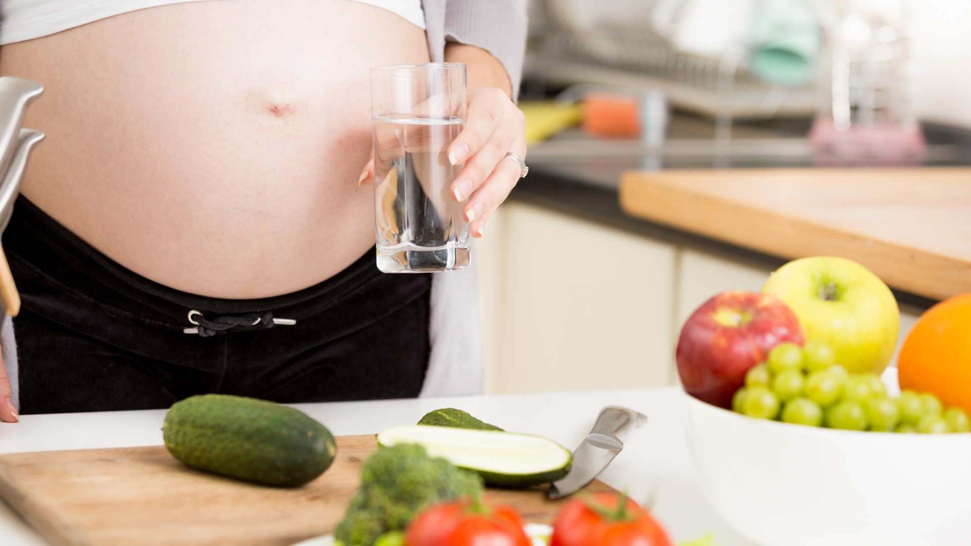 Duy trì lượng nước đầy đủ giúp cơ thể mẹ ổn định và hỗ trợ duy trì lượng nước ối