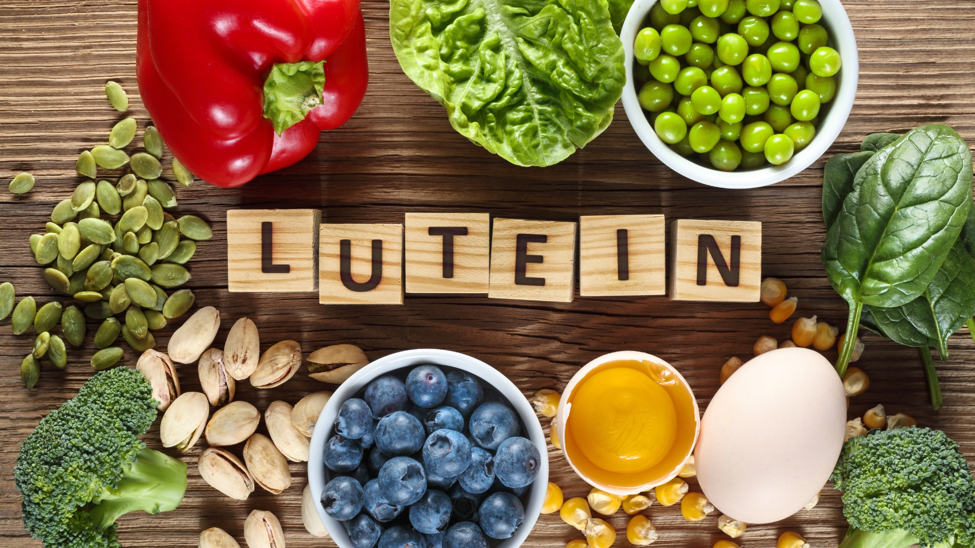Tăng cường rau xanh đậm (cải bó xôi, cải xoăn) giàu lutein và zeaxanthin giúp bảo vệ hoàng điểm