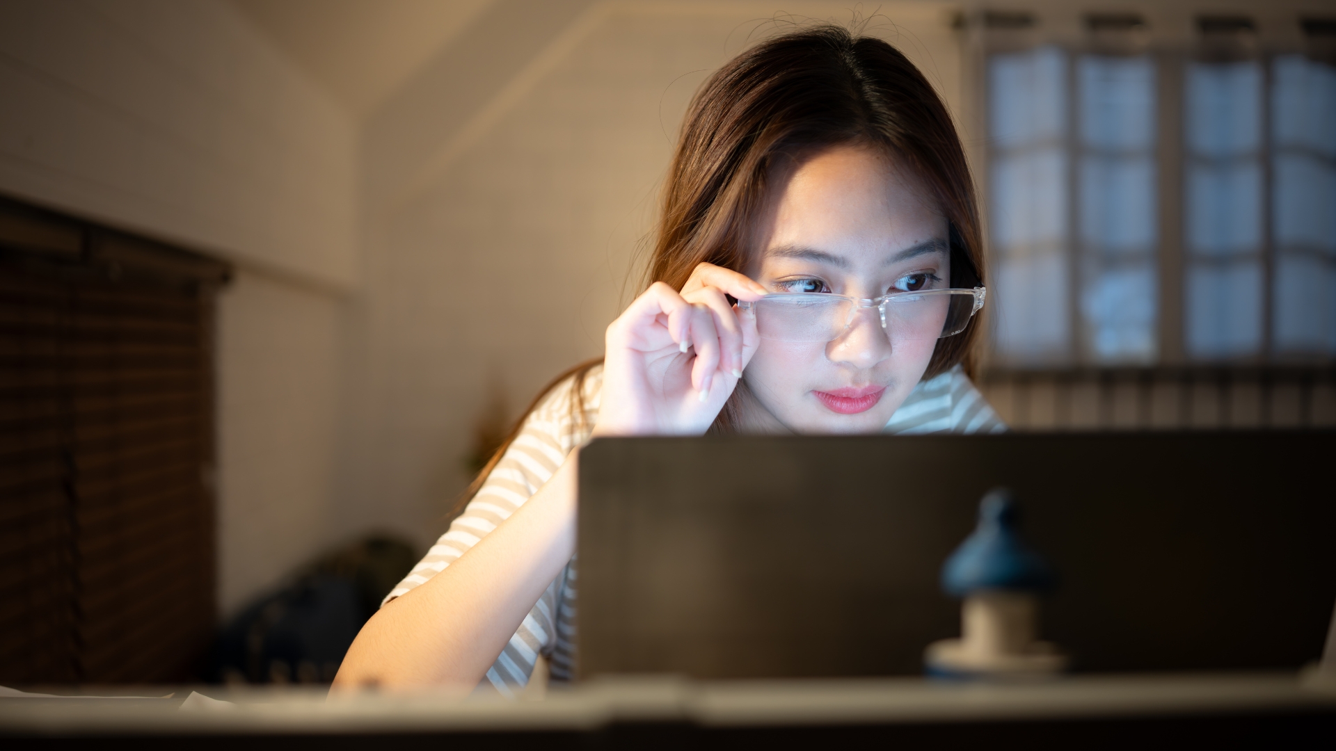 Tiếp xúc kéo dài với ánh sáng cường độ cao (đặc biệt ánh sáng xanh) có thể gây thoái hóa võng mạc