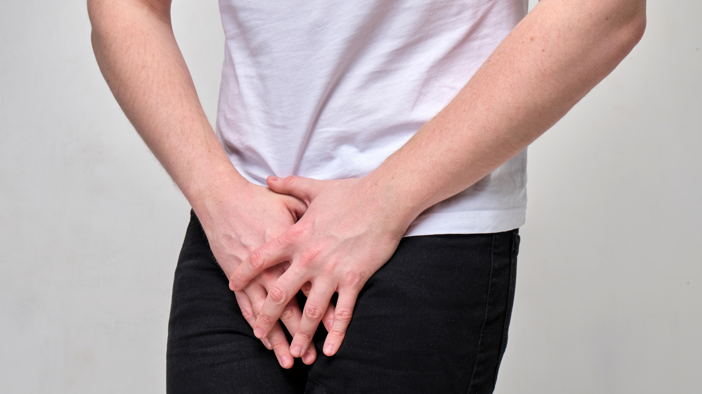 Người bệnh thường xuất hiện cơn đau đột ngột tại vùng bẹn hoặc bìu, mức độ tăng nhanh và liên tục